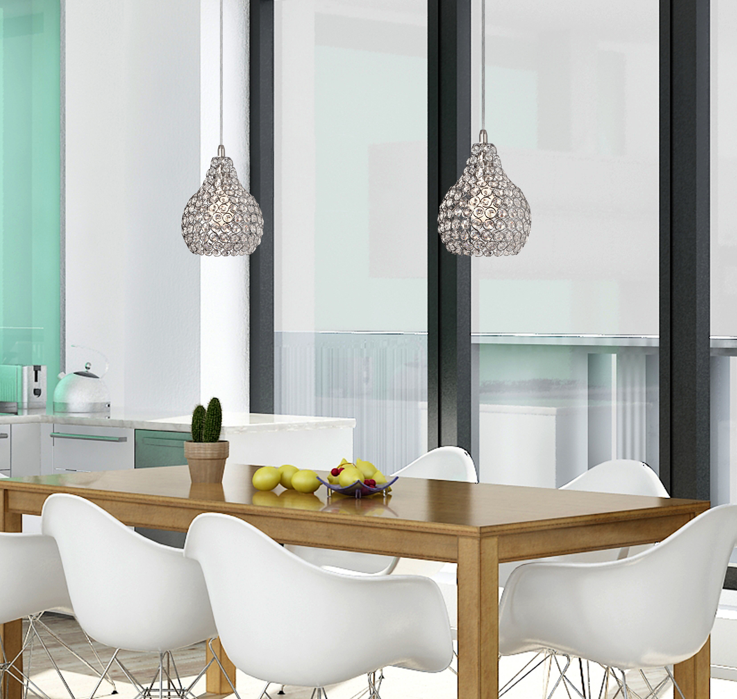 Esszimmer mit Holztisch und weißen Stühlen. Zwei Hängelampen hängen darüber.