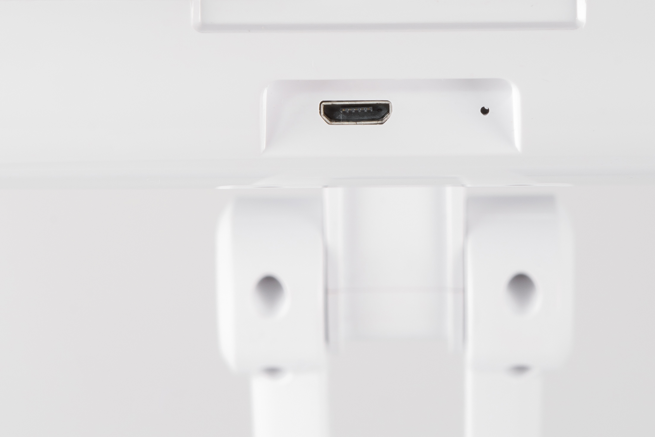 Pannello bianco con porta HDMI e due staffe bianche.