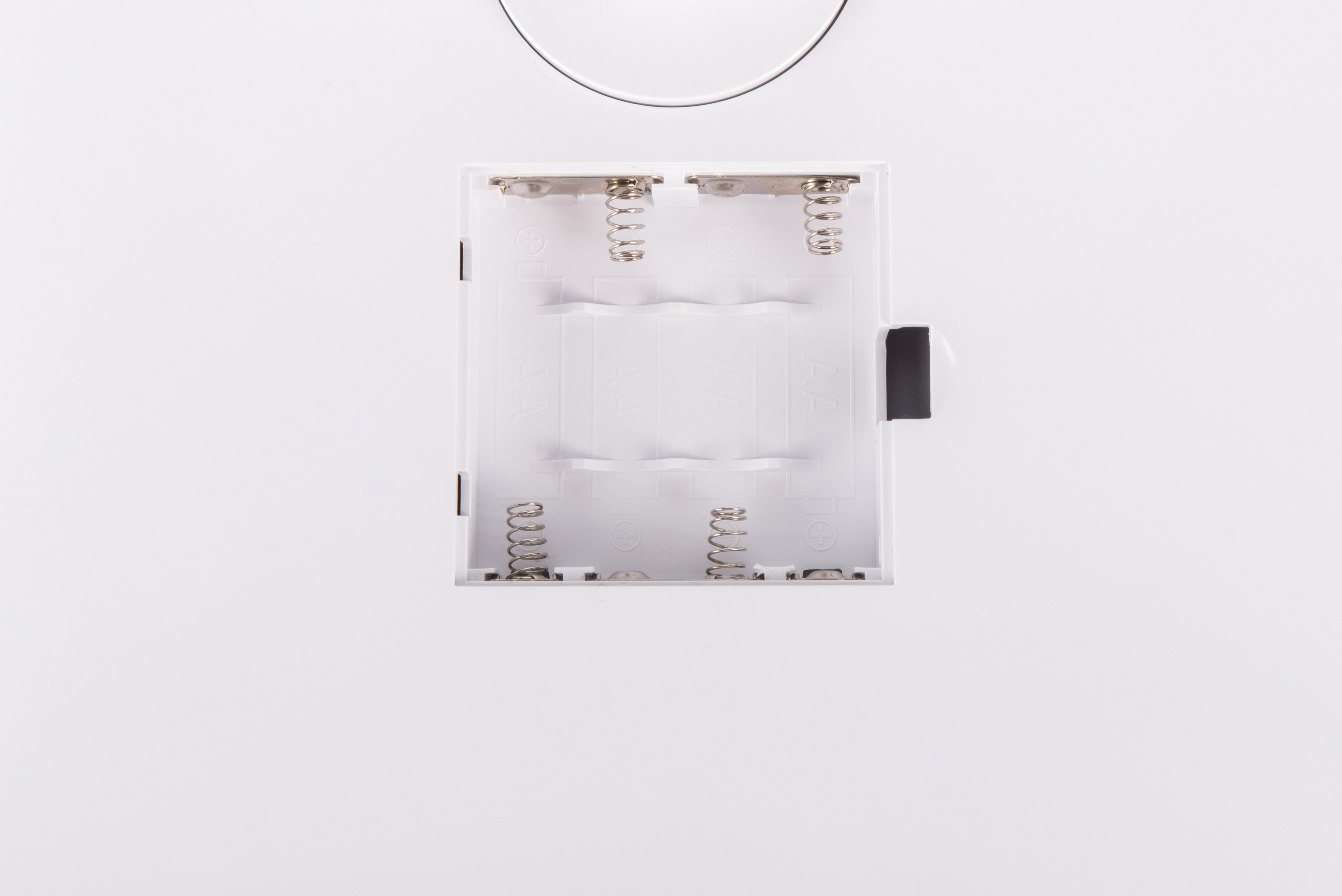 Un vano batteria bianco per batterie AA, con molle e un interruttore.
