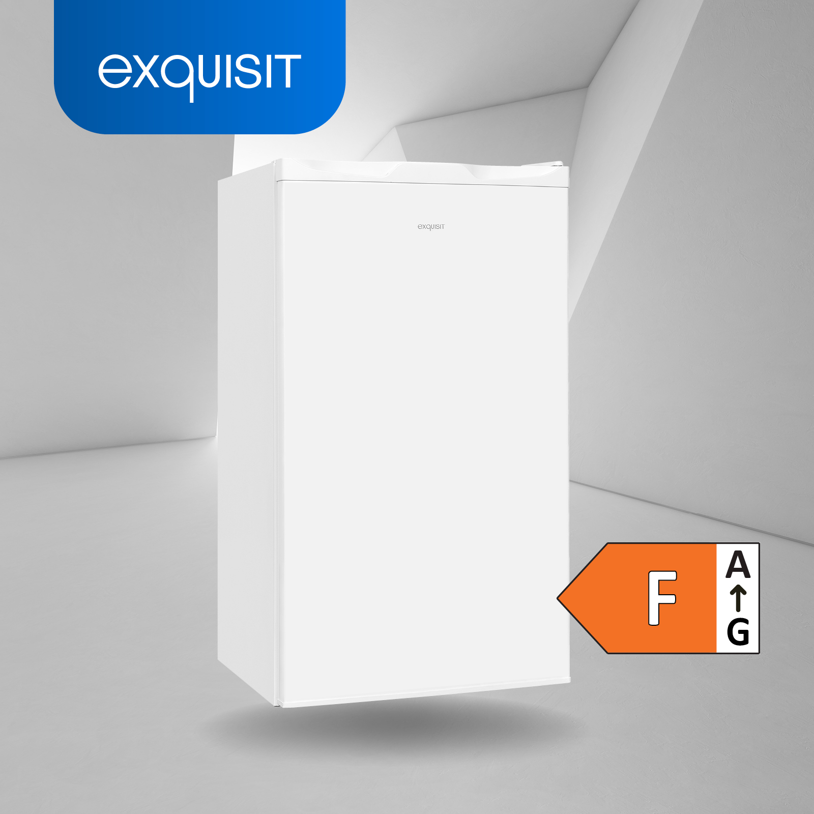 Weißer Kühlschrank mit 'exquisit'-Logo und Energieeffizienzlabel auf weißem Hintergrund.