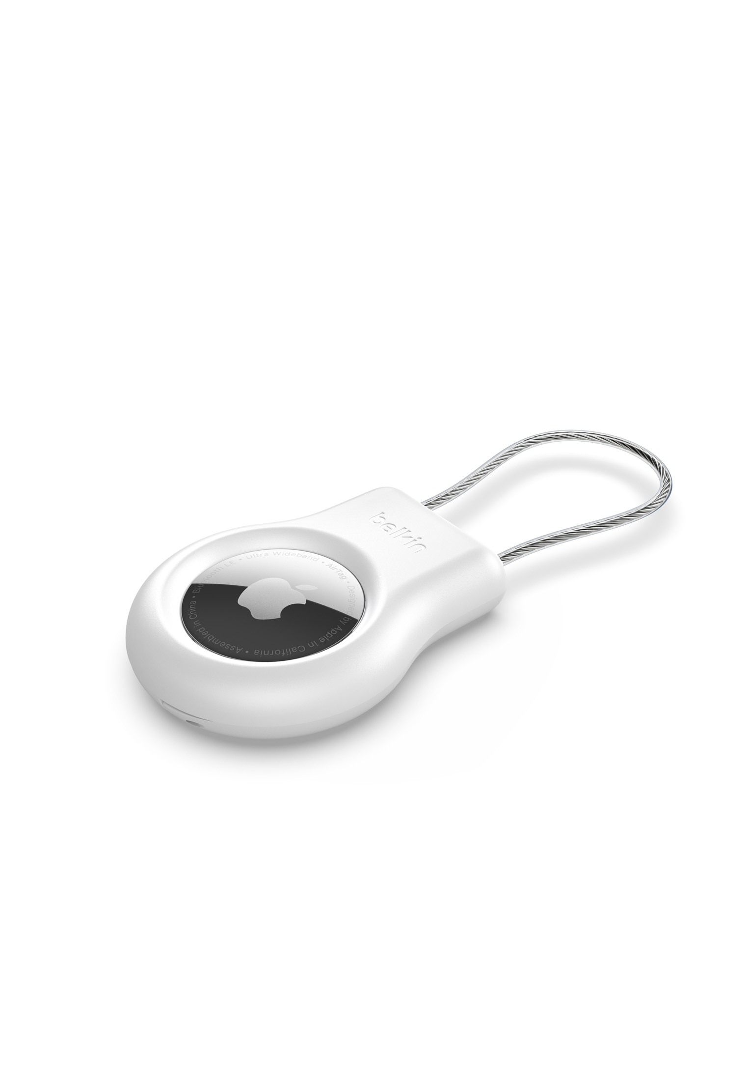 Weißes Belkin AirTag auf weißer Oberfläche mit silberner Schlaufe.