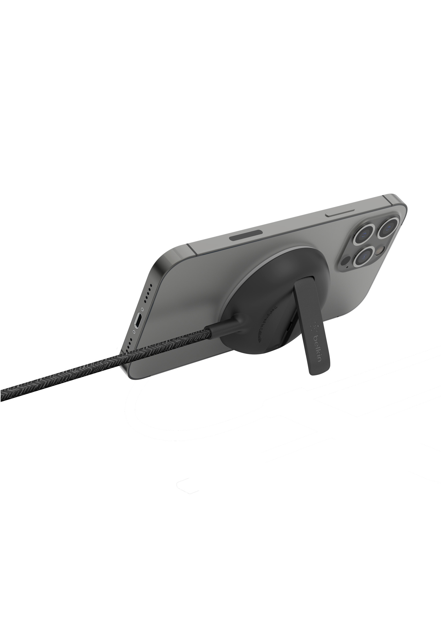 Telefon auf Ladeständer. Schwarzes Kabel angeschlossen.