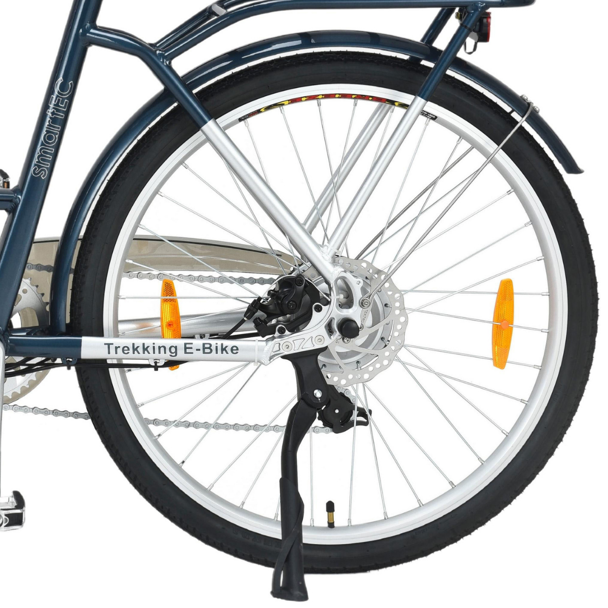 Hinterrad eines Trekking E-Bikes, mit Scheibenbremse, Reflektoren und einem Ständer.