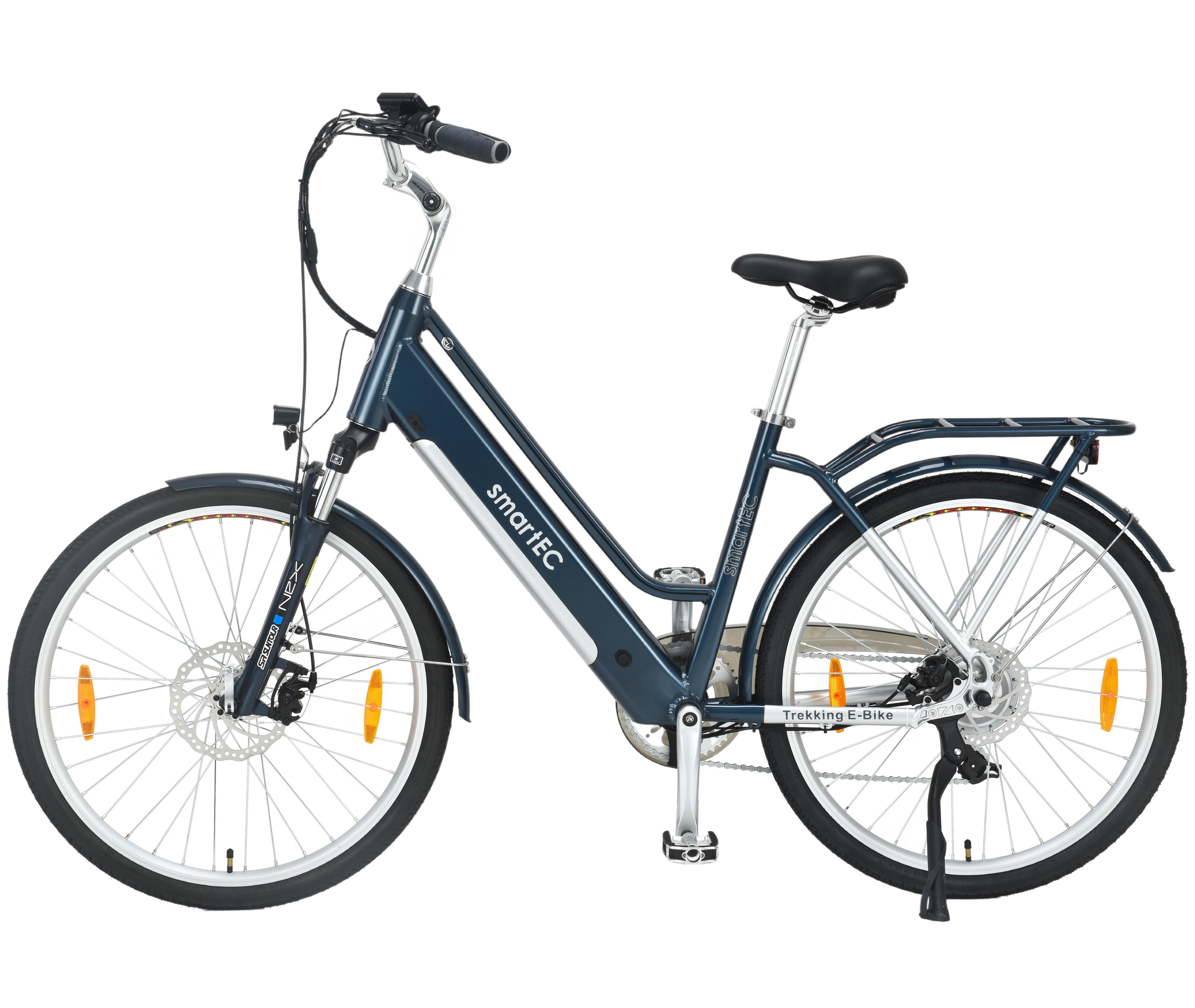 Blaues und silbernes Elektrofahrrad mit schwarzen Reifen, vor weißem Hintergrund dargestellt.
