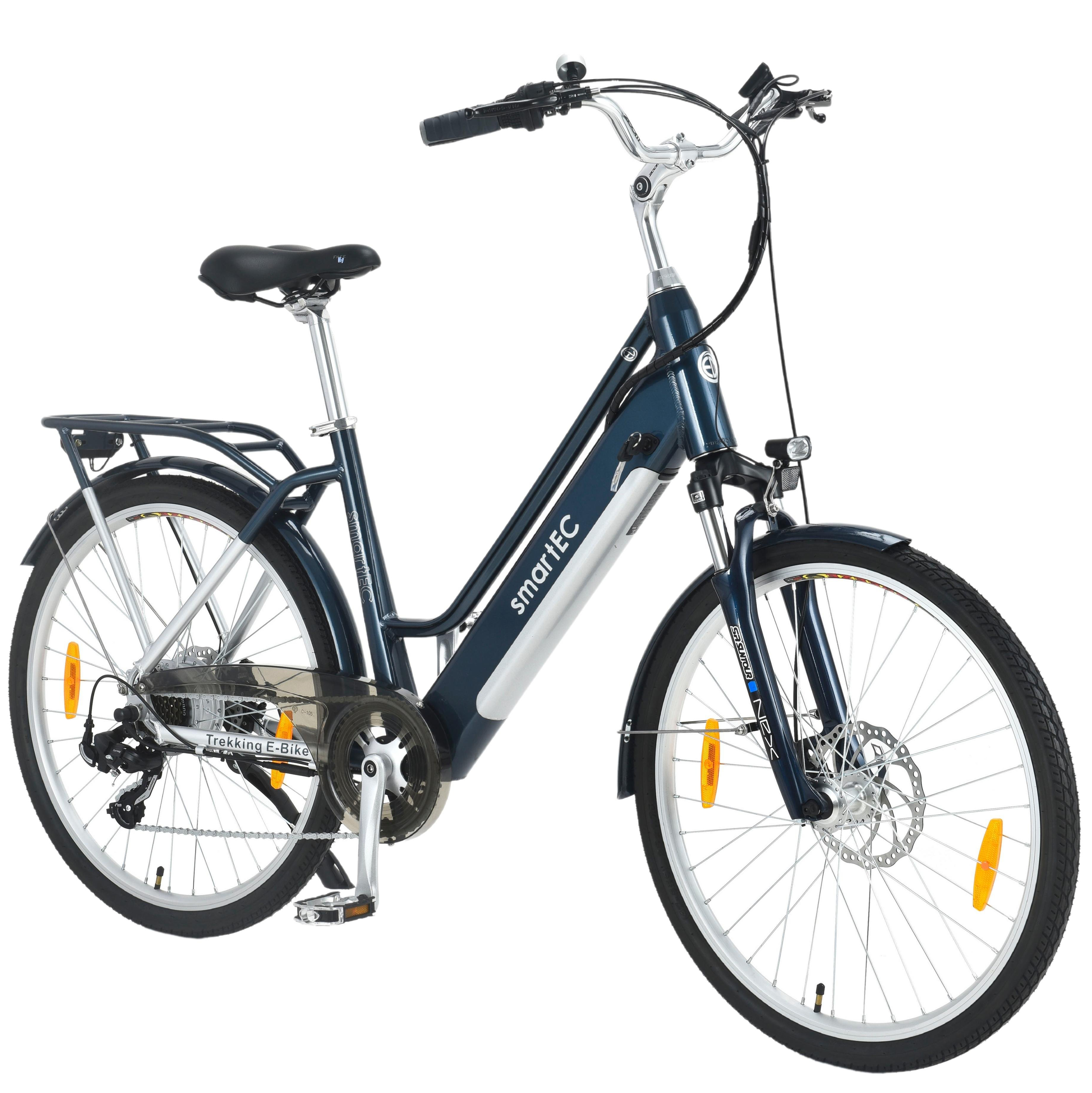 Blaues und silbernes Elektrofahrrad mit weißem Hintergrund.