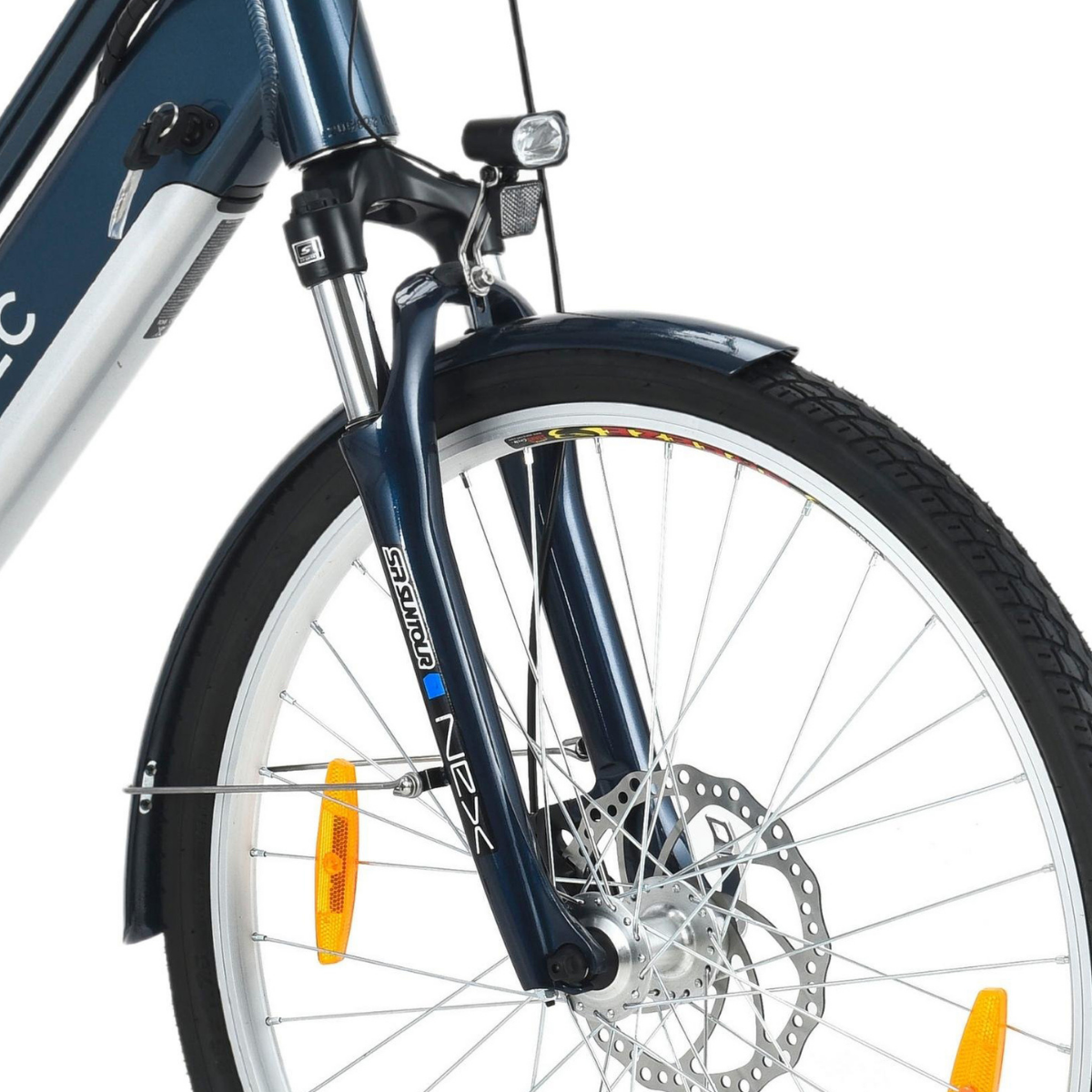 Nahaufnahme eines Fahrradvorderrads mit dunkelblauem Rahmen und reflektierenden orangefarbenen Details.