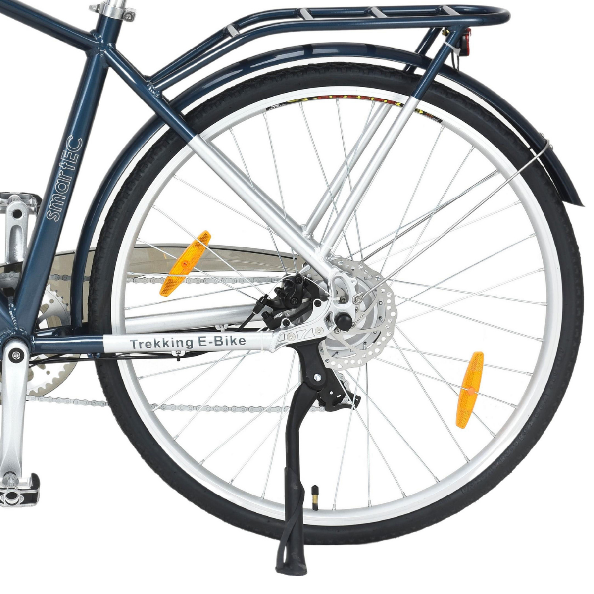 Nahaufnahme des Hinterrads eines Trekking E-Bikes. Das Rad ist schwarz, mit silberner Felge. Das Fahrrad ist blau.