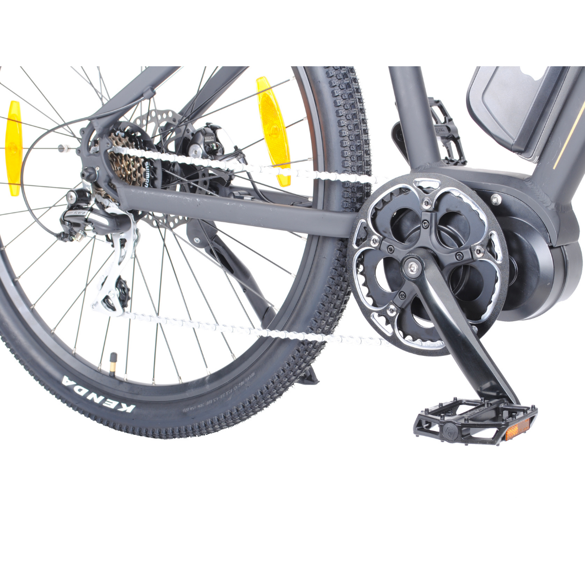 Nahaufnahme von Fahrrad-Hinterrad, Kette und Zahnrädern.