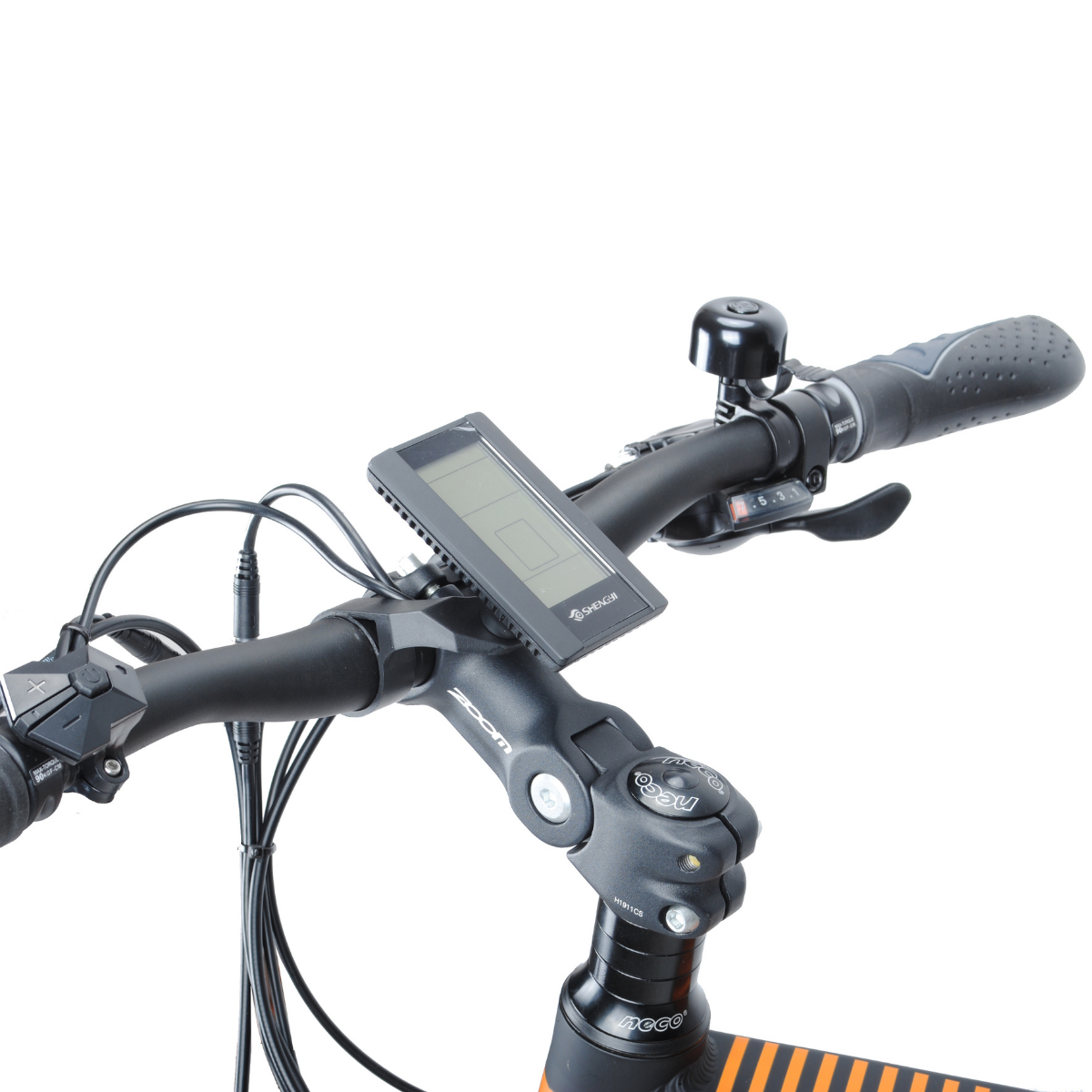 Fahrradlenker mit Display, Klingel und Gangschaltung. Der Lenker ist schwarz und orange.