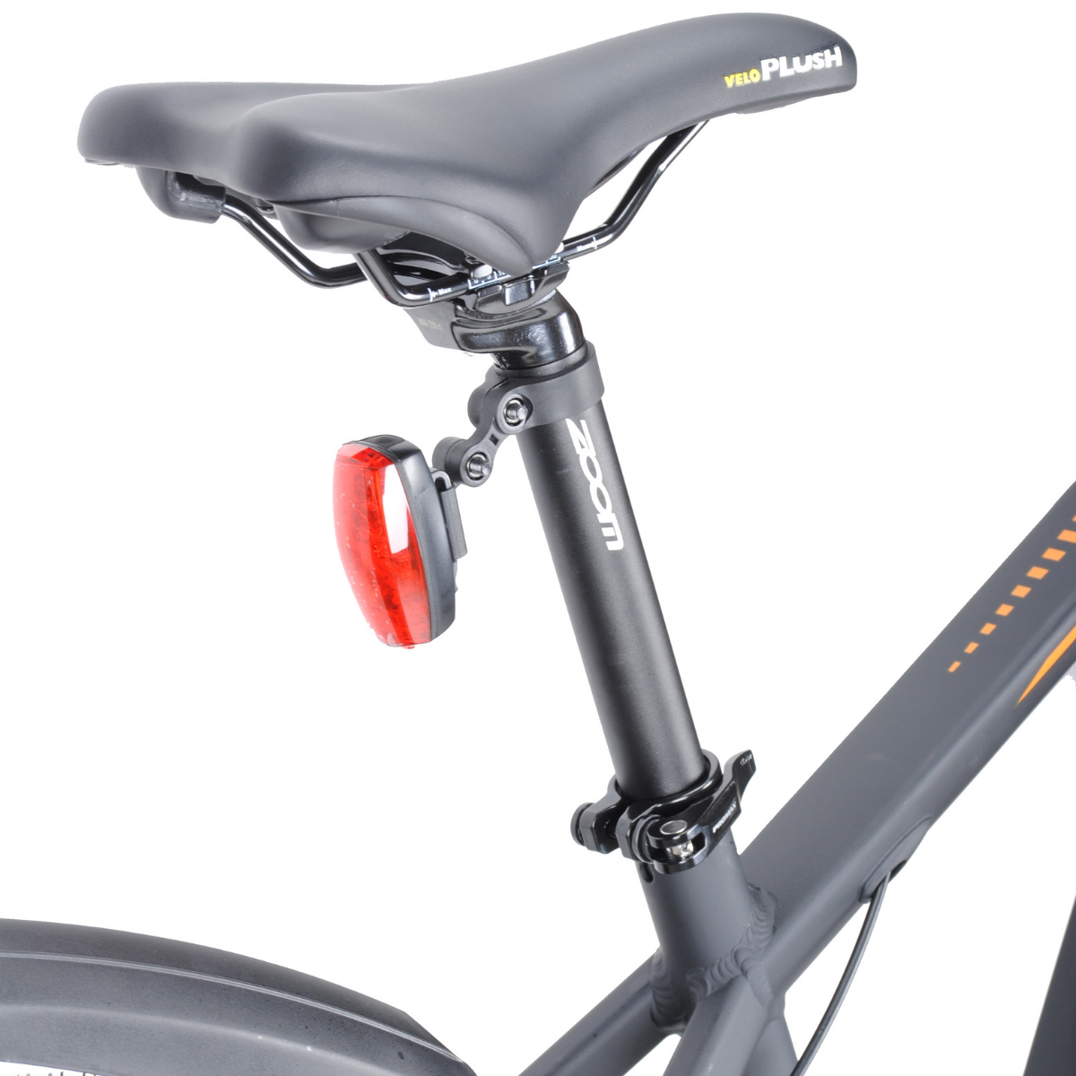 Fahrradsattel mit rotem Reflektor und Zoom-Logo, schräge Ansicht.