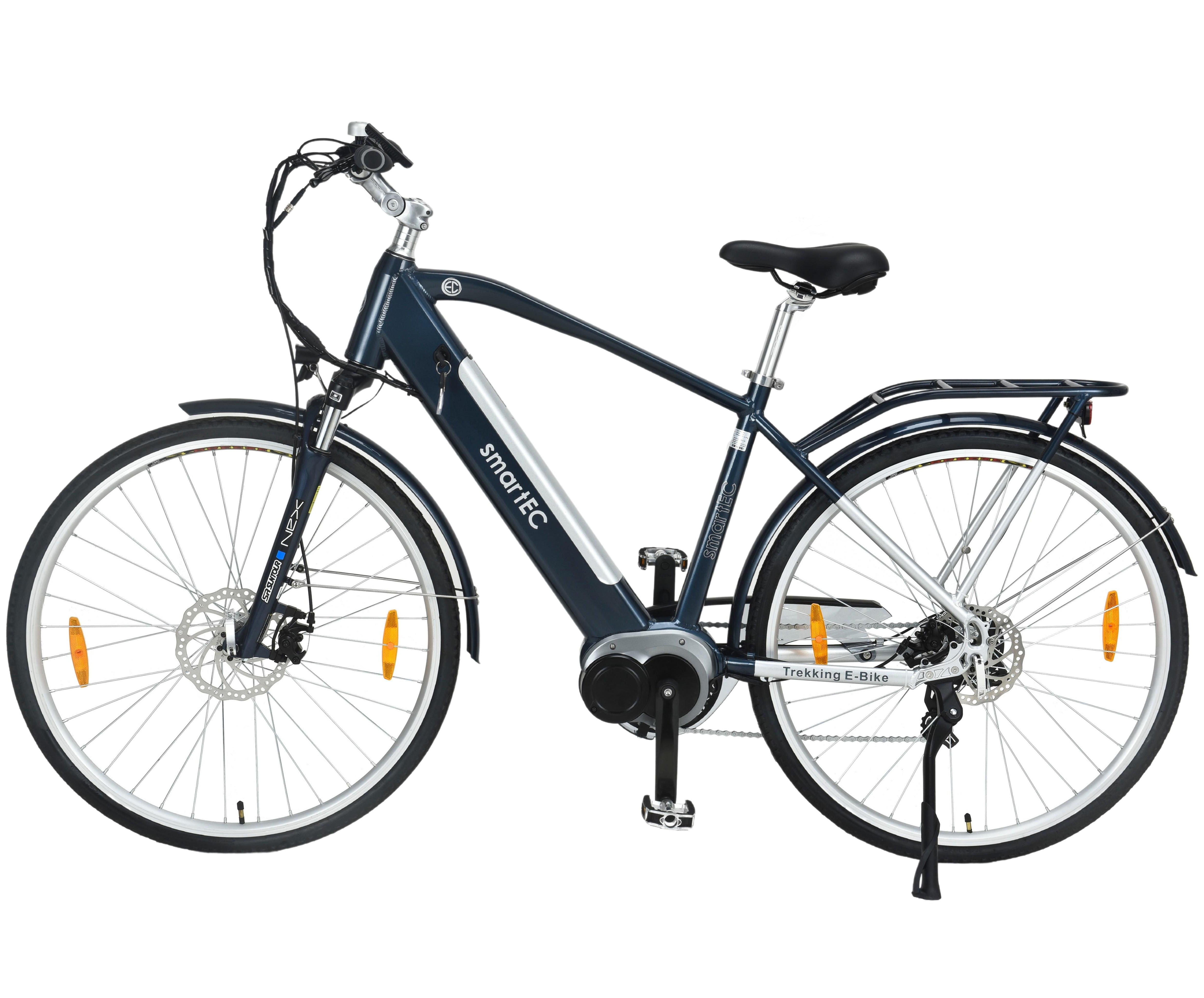 Ein blaues und silbernes Elektrofahrrad, isoliert auf weißem Hintergrund.