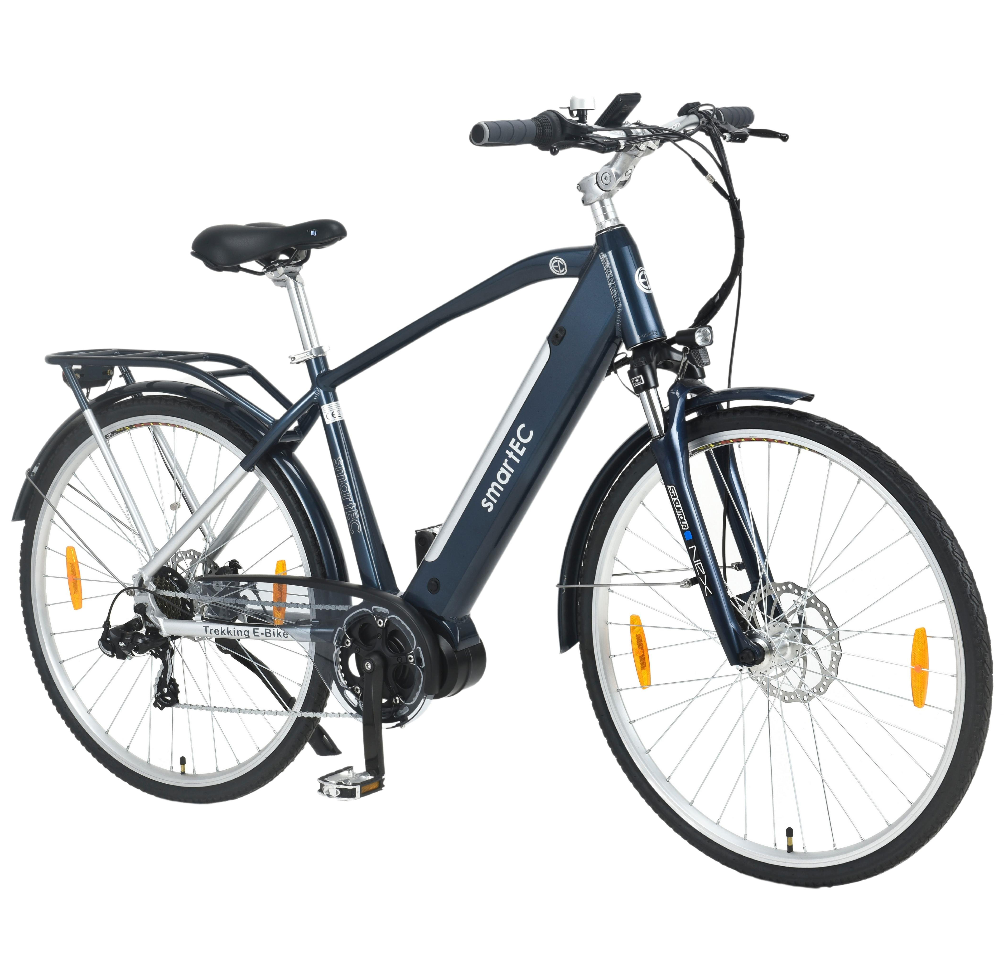 Ein blau-silbernes Elektrofahrrad wird vor weißem Hintergrund präsentiert und zeigt sein Design und seine Eigenschaften.