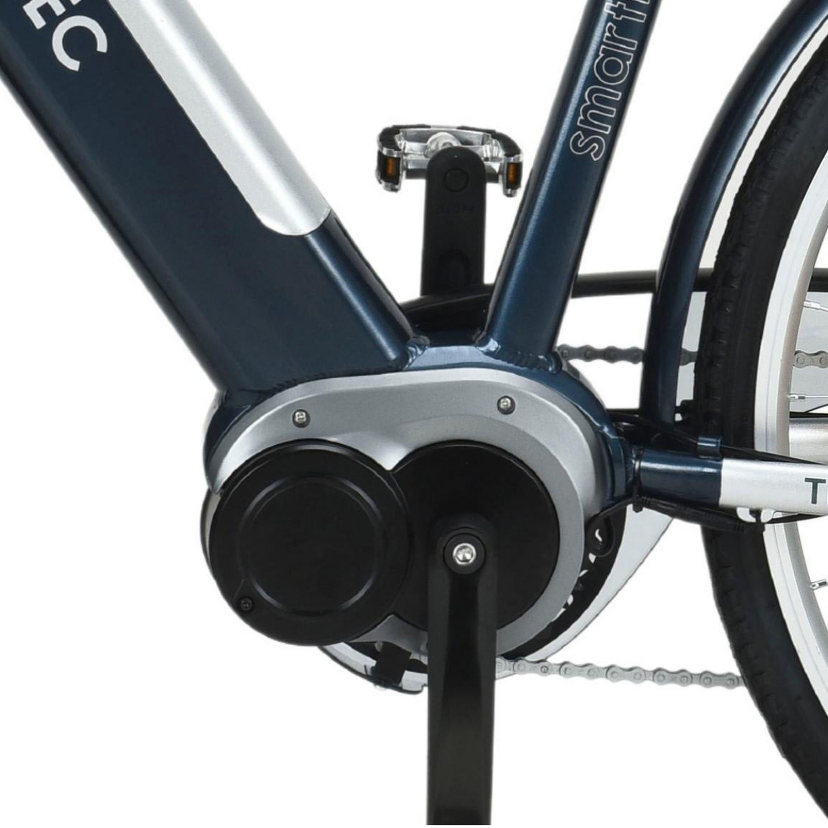 Nahaufnahme von Fahrradkomponenten, Motor, Kette und Pedal, weißer Hintergrund.