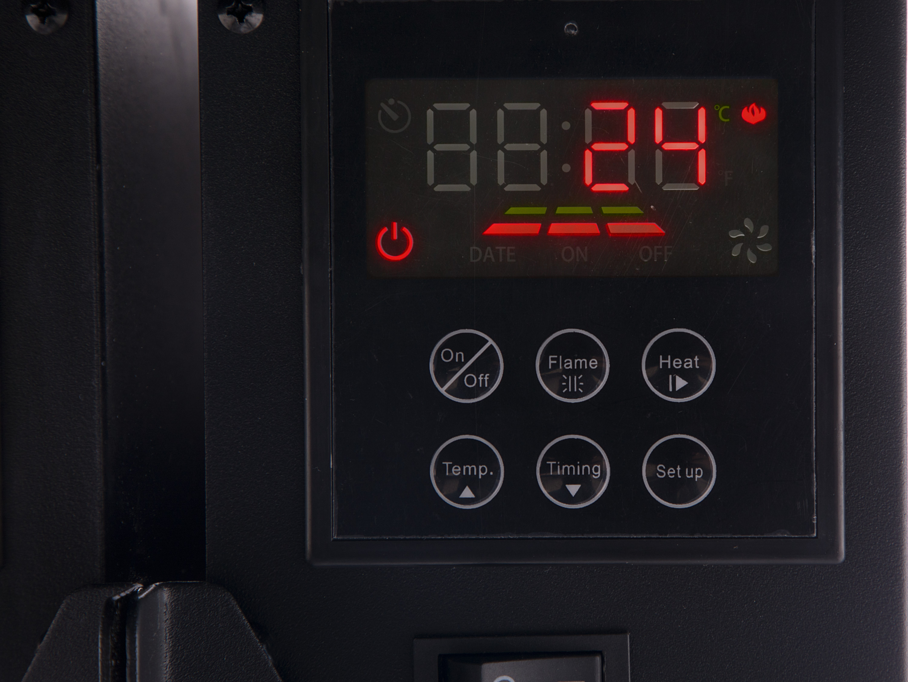 Nahaufnahme eines Digitaldisplays mit Tasten; zeigt Zeit und Temperatur.