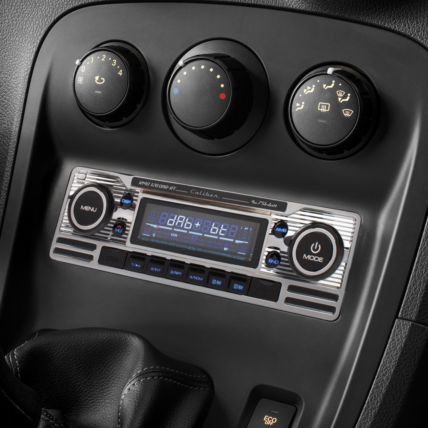 Tableau de bord de voiture avec radio, commandes d'air et divers boutons, en noir.