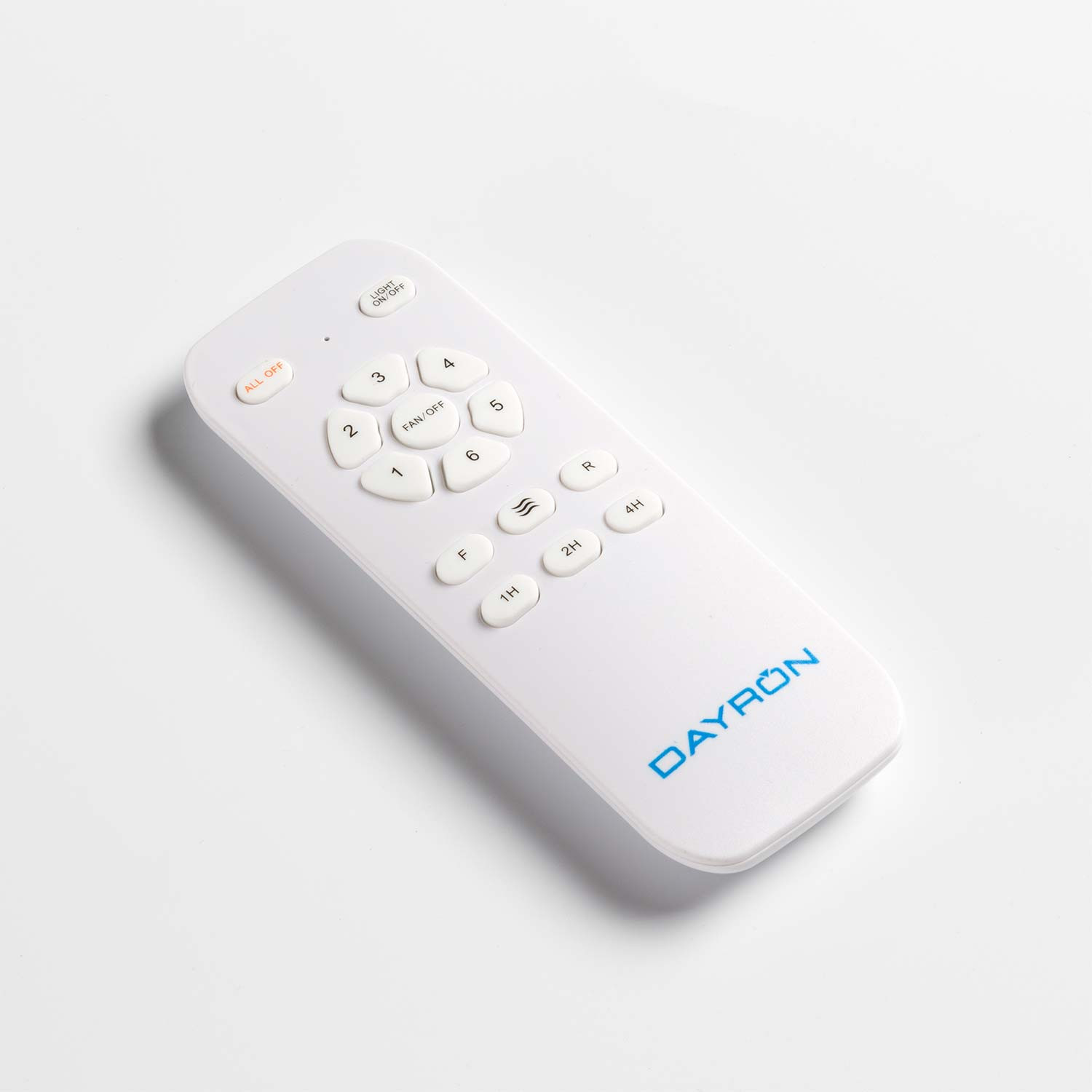 Un control remoto blanco con botones etiquetados. La palabra 'DAYRON' es visible.
