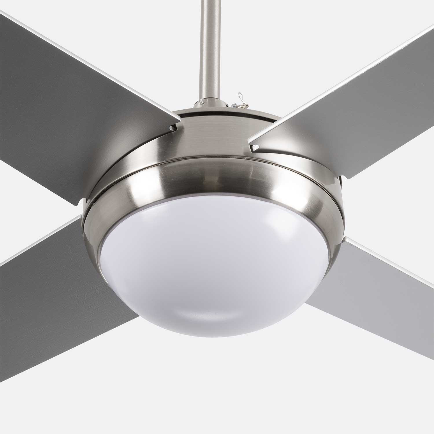 Ventilador de techo con aspas plateadas y una luz blanca en el centro. El fondo es blanco.