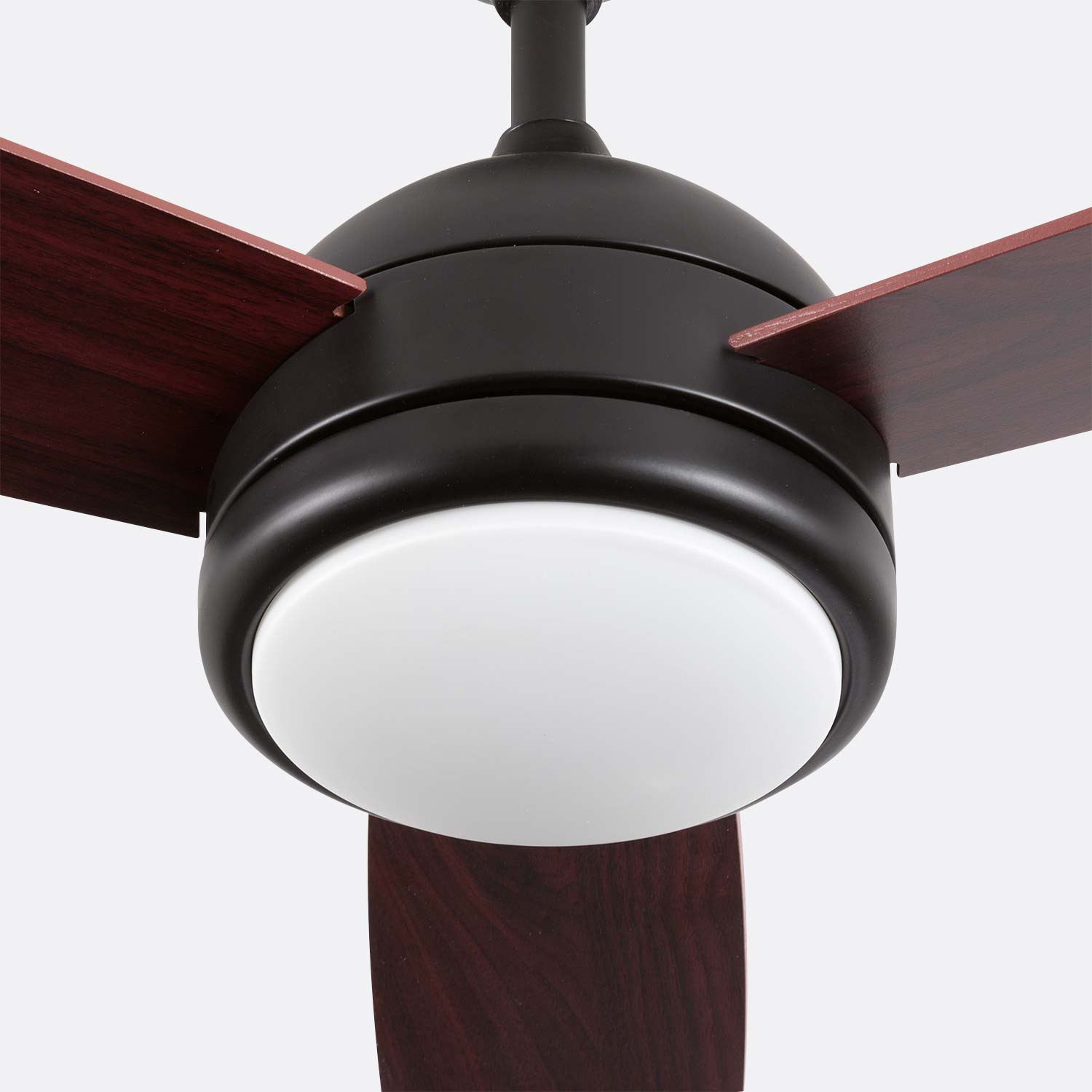 Ventilador de techo con carcasa negra, tres aspas de madera oscura y cubierta de luz blanca.