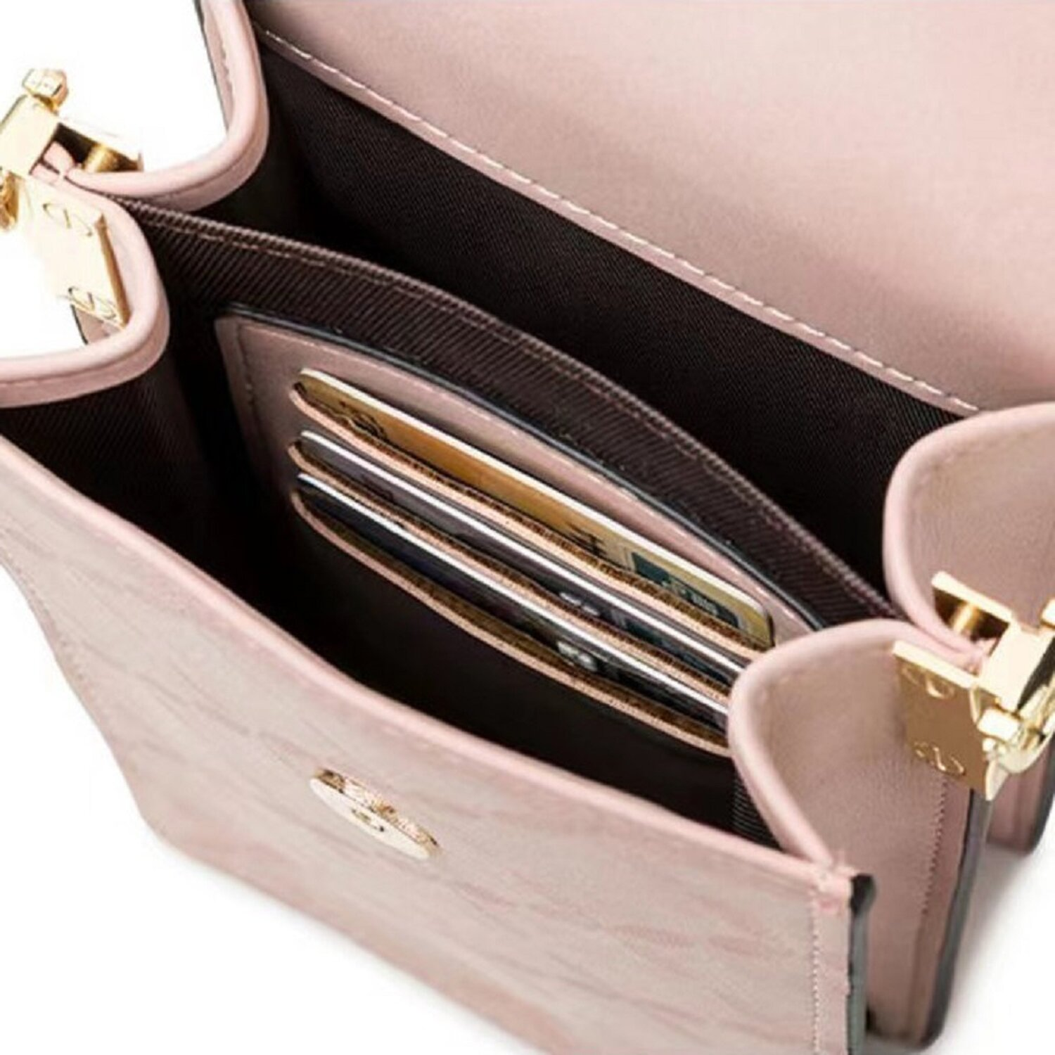 Offene, rosa Handtasche mit Kartenfächern und goldener Hardware. Weißer Hintergrund.