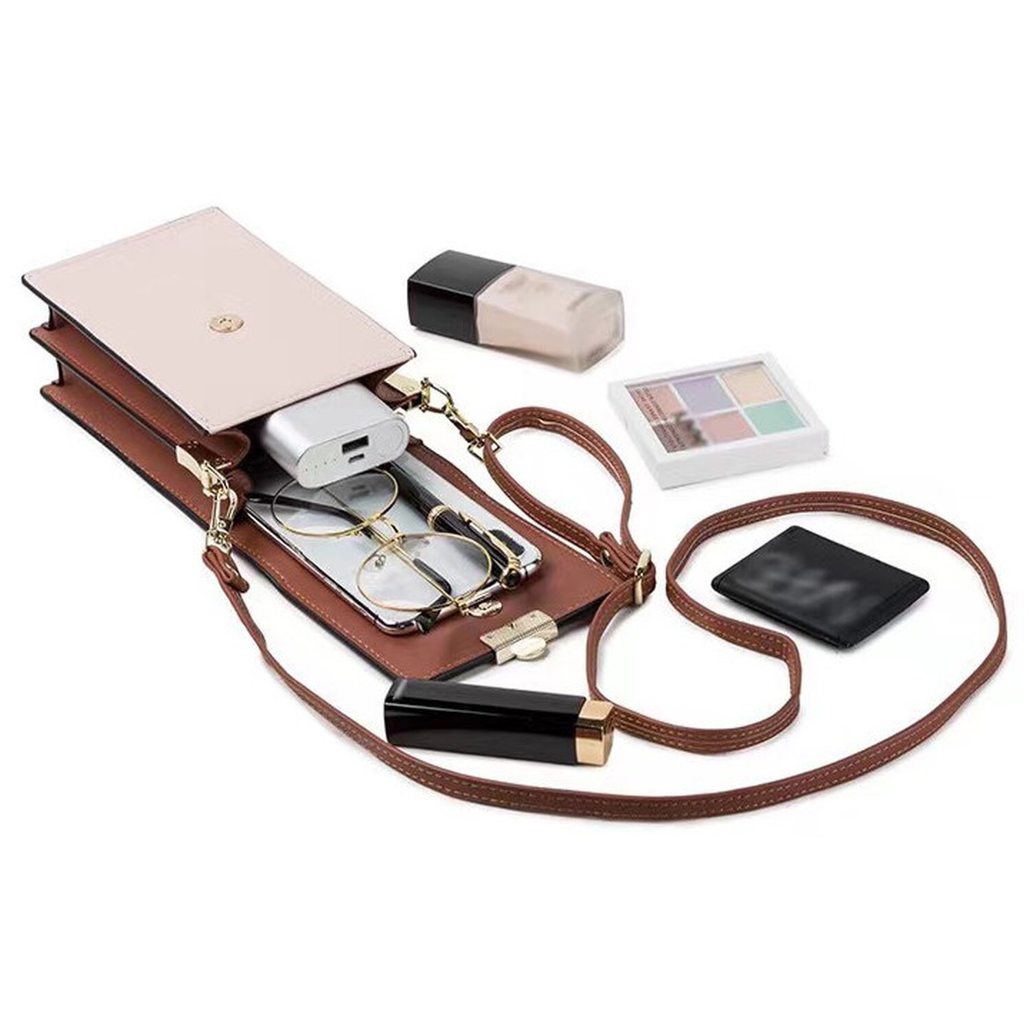 Geöffnete Handtasche mit Telefon, Brille, Make-up und anderen Gegenständen. Weißer Hintergrund.