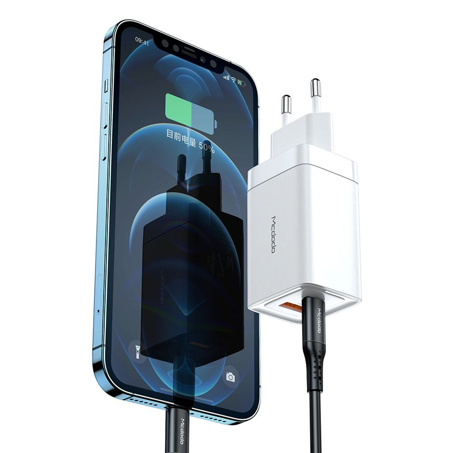 Blaues Telefon wird geladen. Weißes Ladegerät eingesteckt. Zeigt den Ladeprozentsatz auf dem Bildschirm.