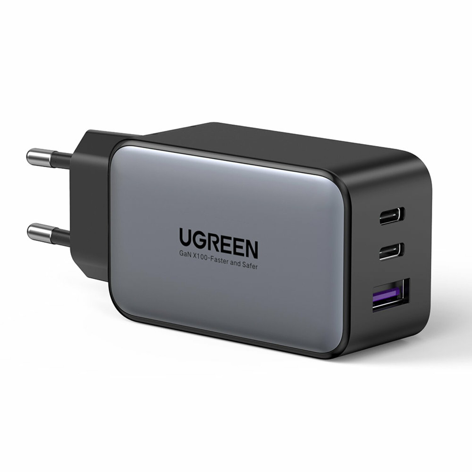 Ein schwarzes UGREEN GaN X100 Ladegerät mit zwei USB-C- und einem USB-A-Anschluss.