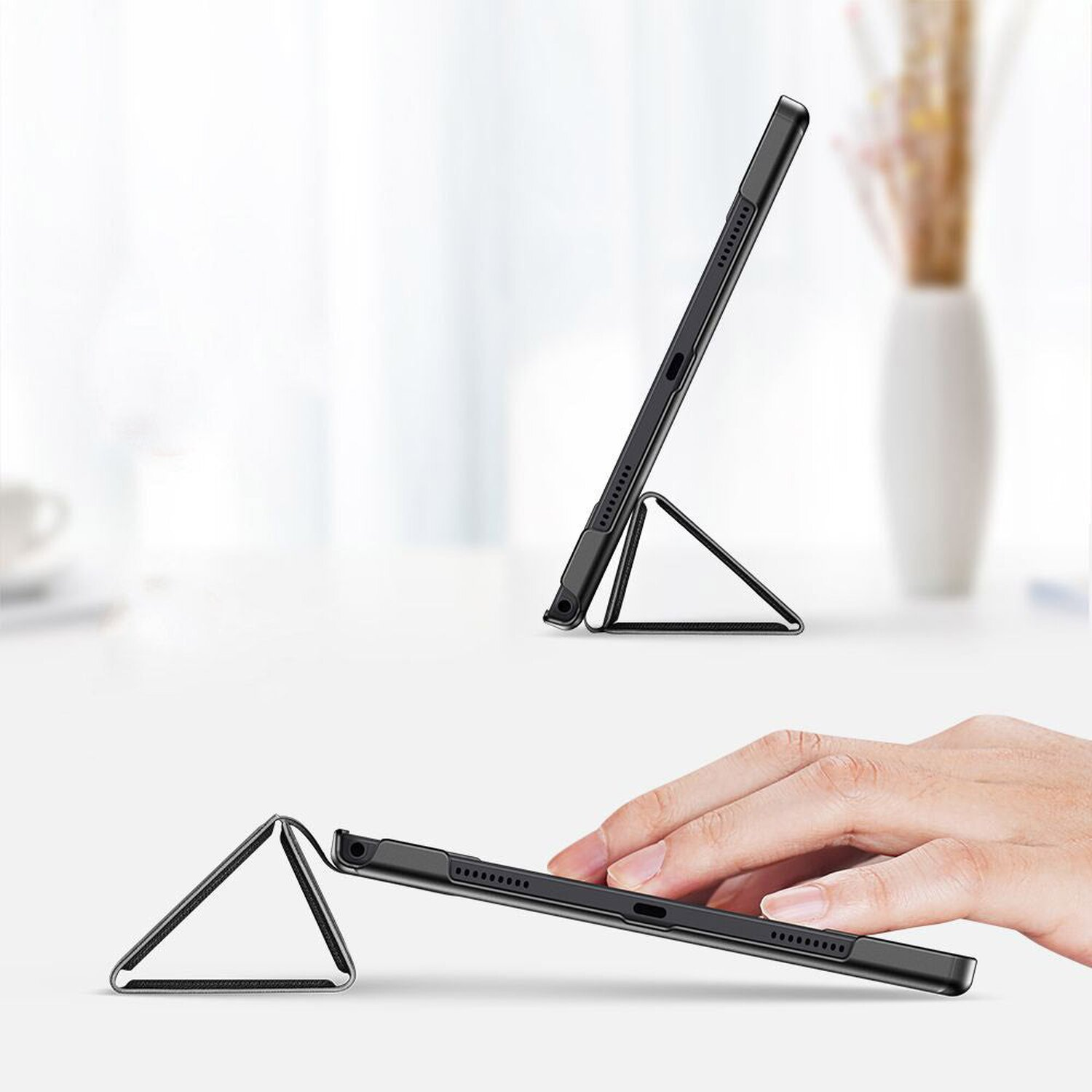 Schwarze Tablet-Hülle mit Ständerfunktion. Das Tablet steht in einer stehenden Position. Eine Hand berührt es.