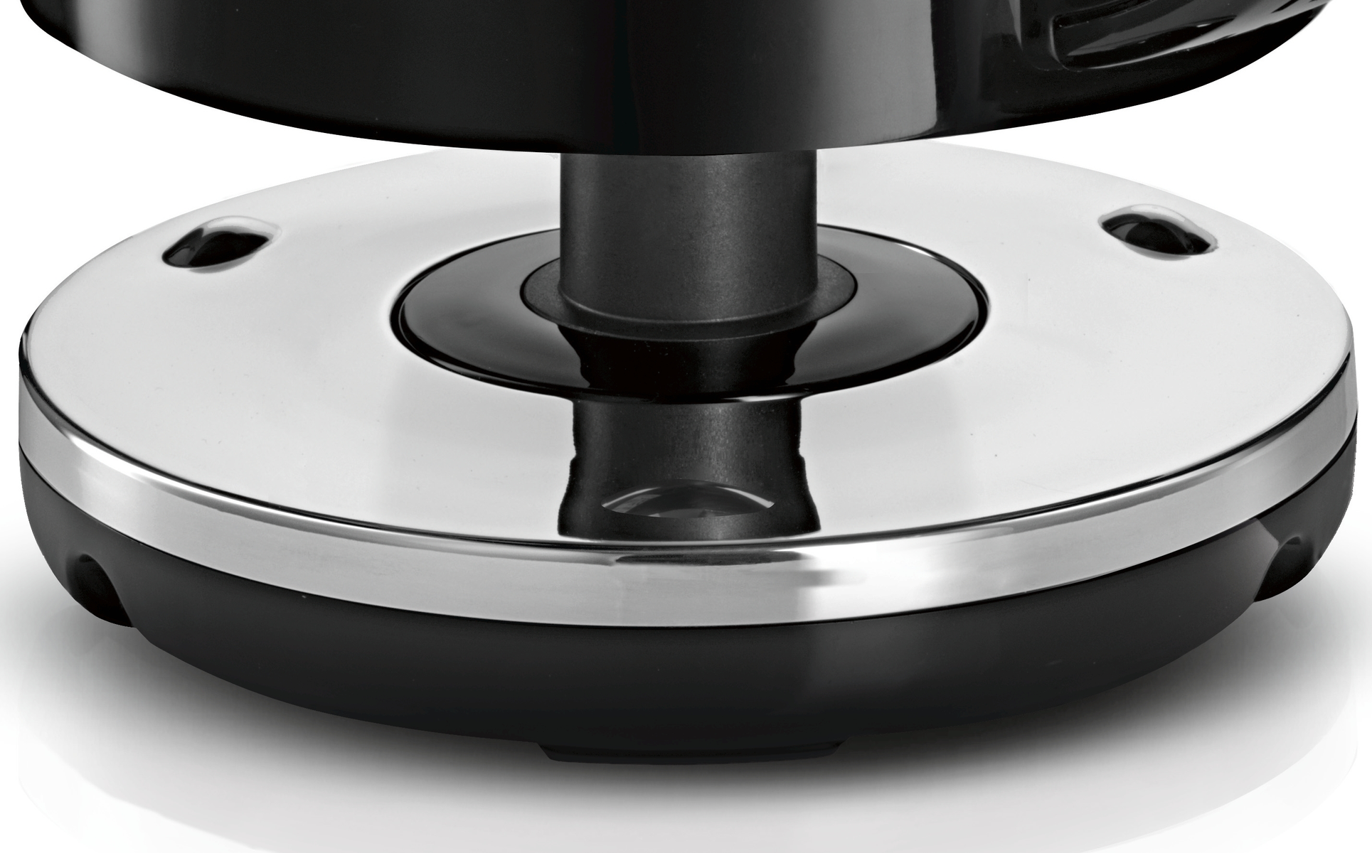 Podstawa czajnika. Czarna i srebrna. Okrągły kształt. Izolowane na białym.