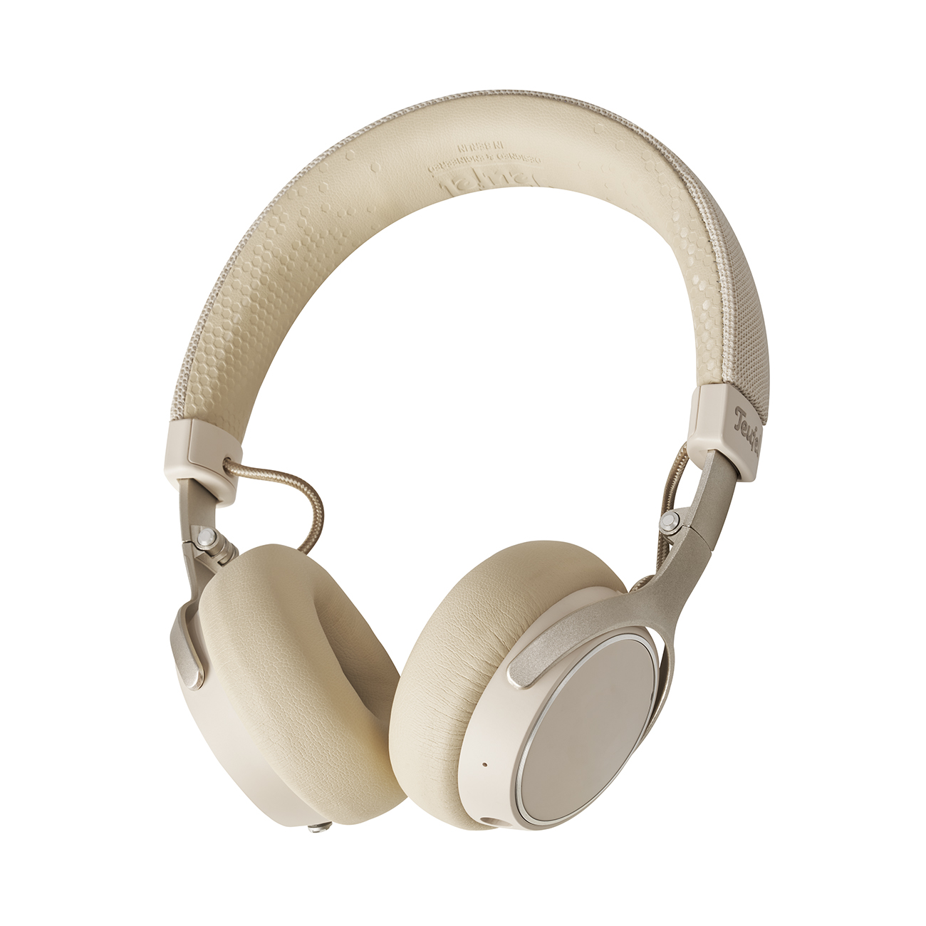 Beige Kopfhörer mit silbernem Rahmen, für Over-Ear-Nutzung konzipiert.