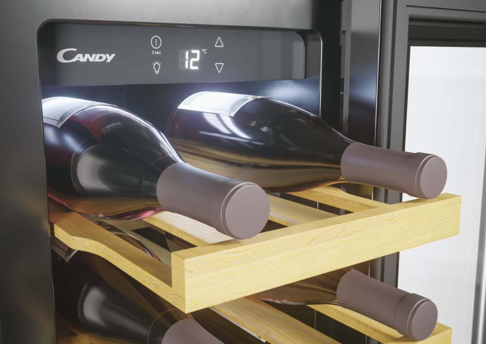 Weinflaschen im Candy-Kühlschrank, Holzregale, Digitalanzeige zeigt 12 Grad.