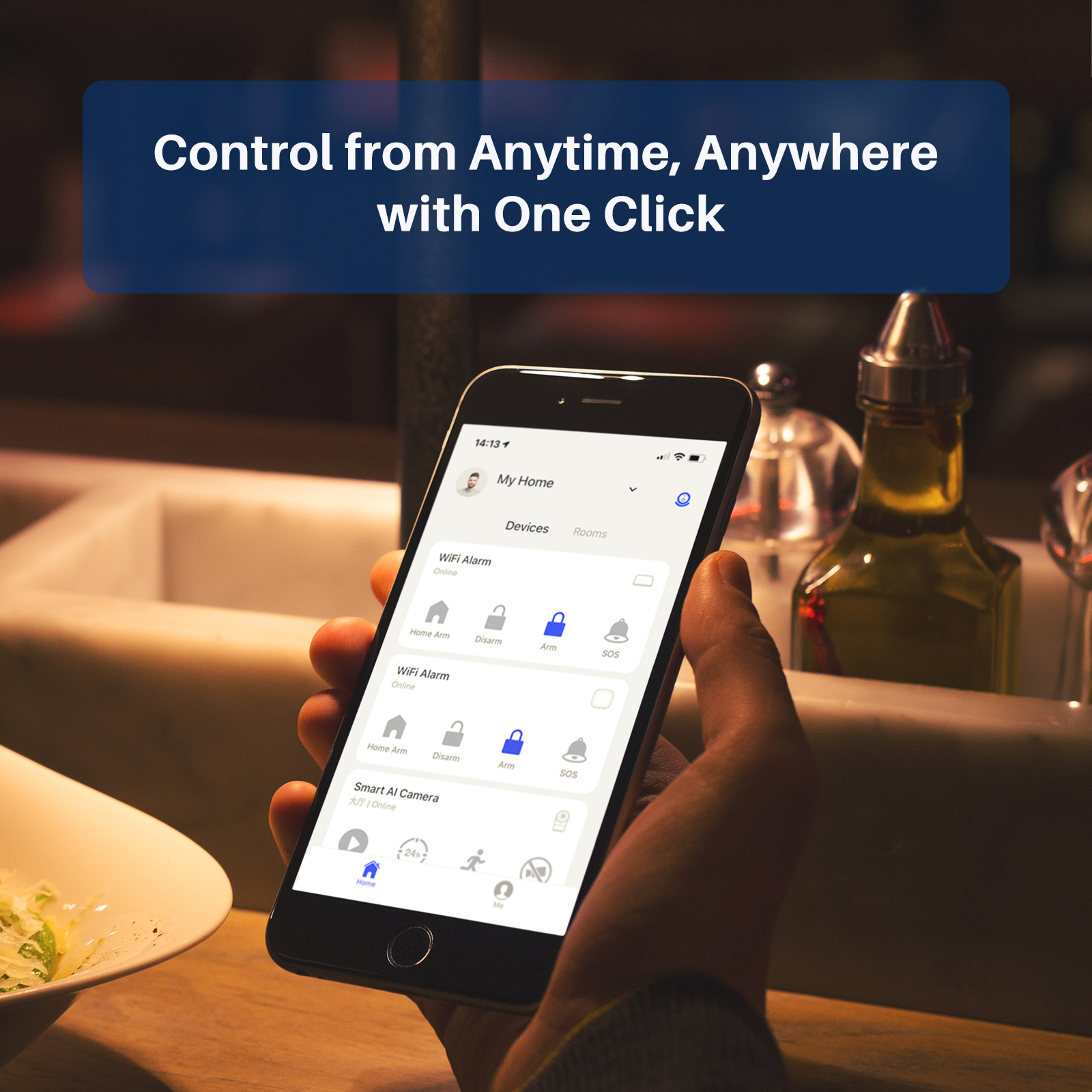 Eine Hand, die ein Telefon hält und eine Oberfläche einer Hausautomatisierungs-App anzeigt.