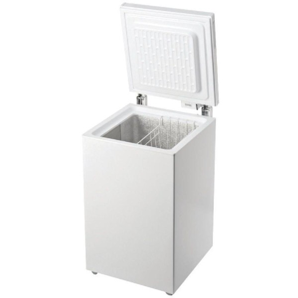 Congelatore a pozzetto bianco con coperchio aperto. Ha un interno bianco e una griglia metallica.