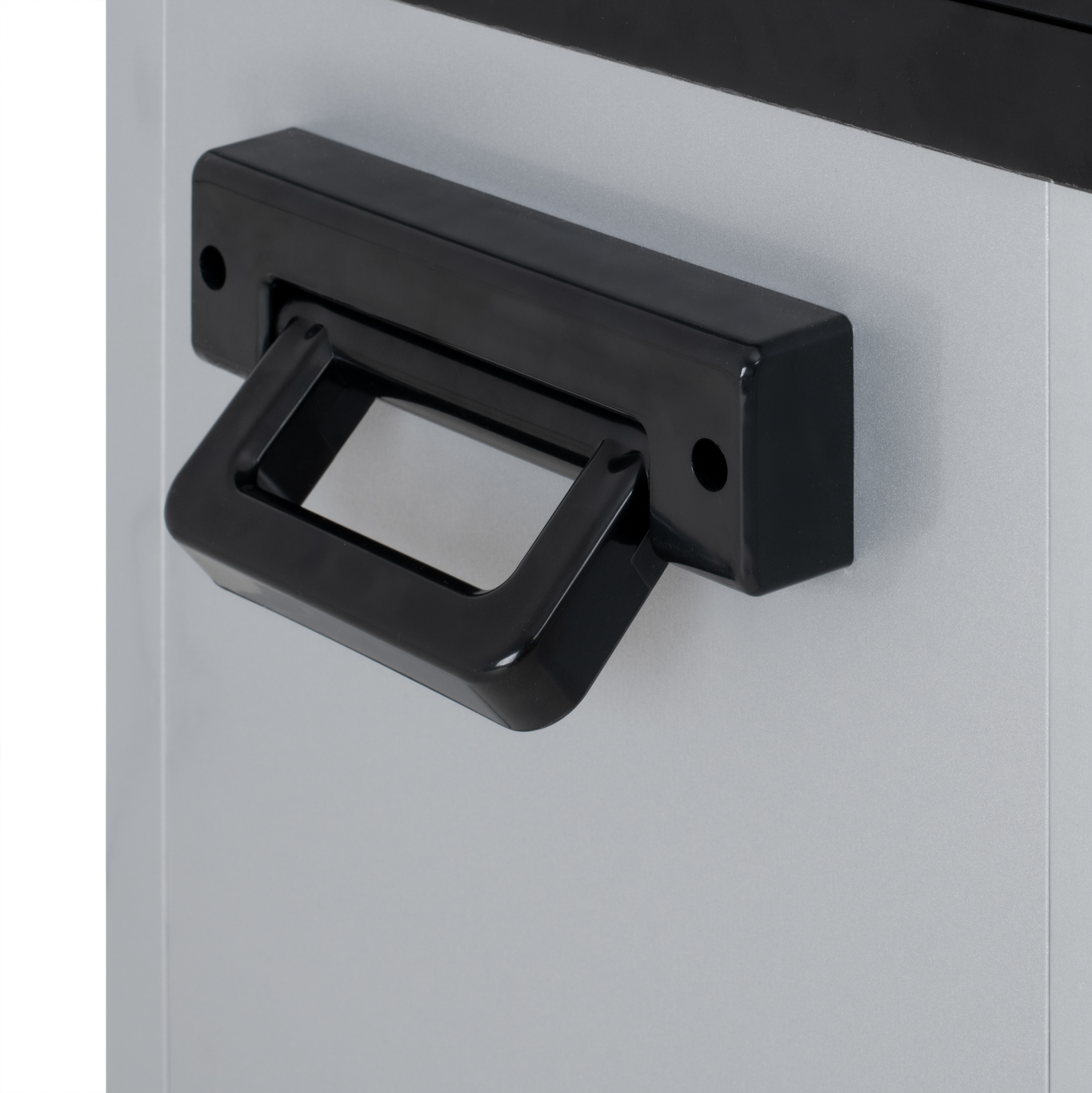 Primo piano di una maniglia nera attaccata a un mini frigo argentato.