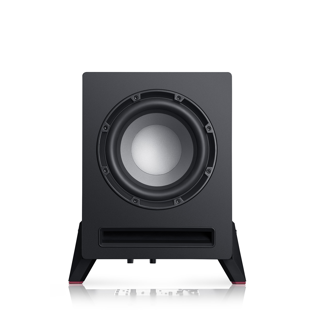 Schwarzer Subwoofer-Lautsprecher mit großem zentralen Lautsprecher, steht auf weißer Oberfläche.