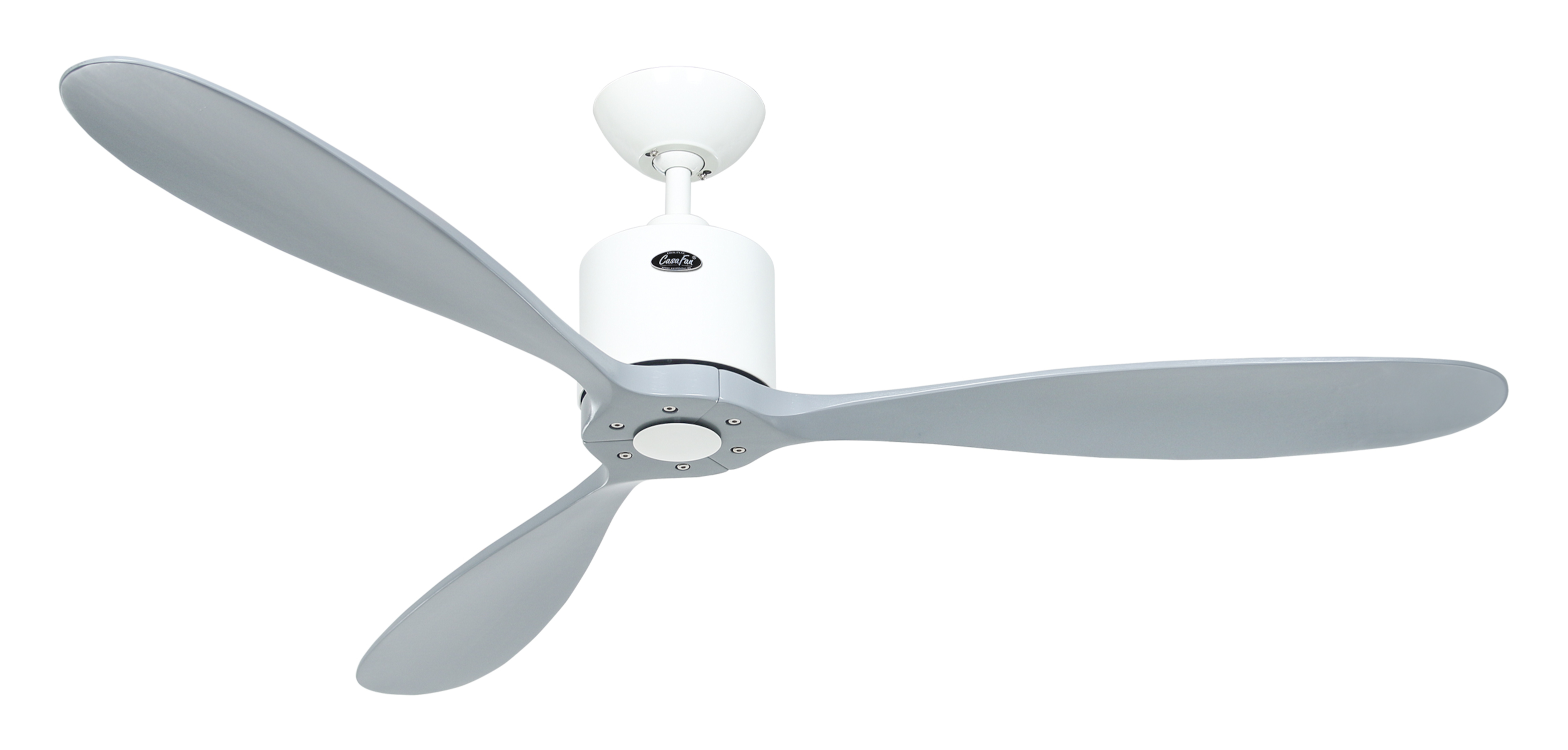 Ventilatore da soffitto bianco con tre pale grigie. Il ventilatore è montato su un soffitto bianco.