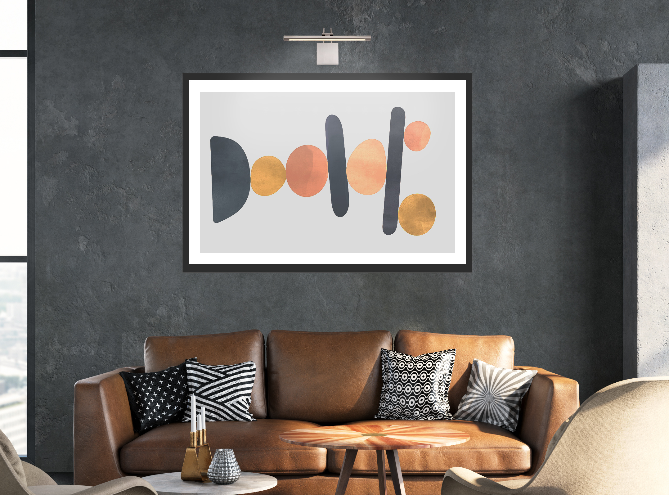 Wohnzimmer mit braunem Ledersofa, Kunst und Kissen. Im Hintergrund eine dunkelgraue Wand und ein Fenster.