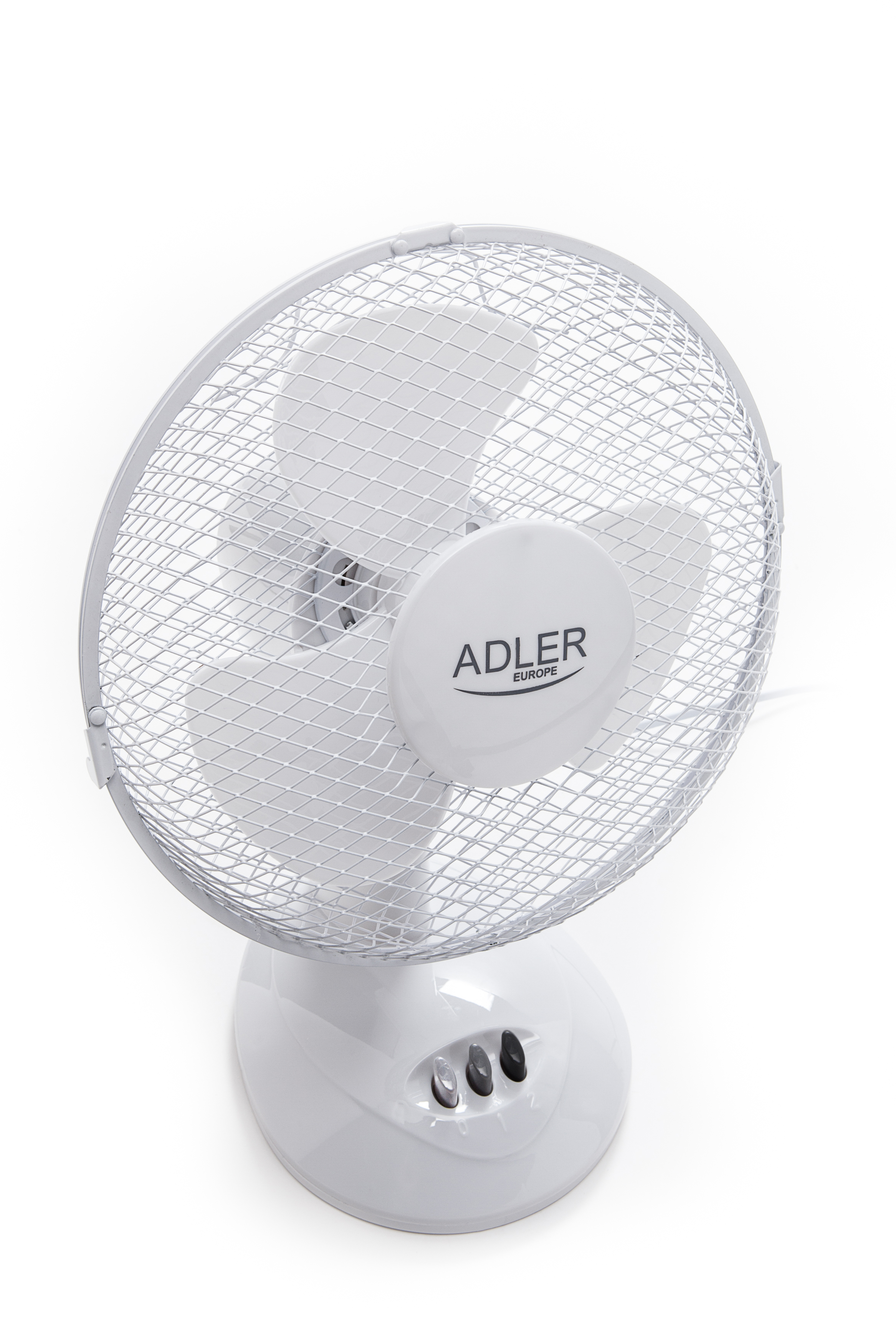 Un ventilateur de table blanc avec une grille de sécurité, texte ADLER EUROPE et boutons de commande.