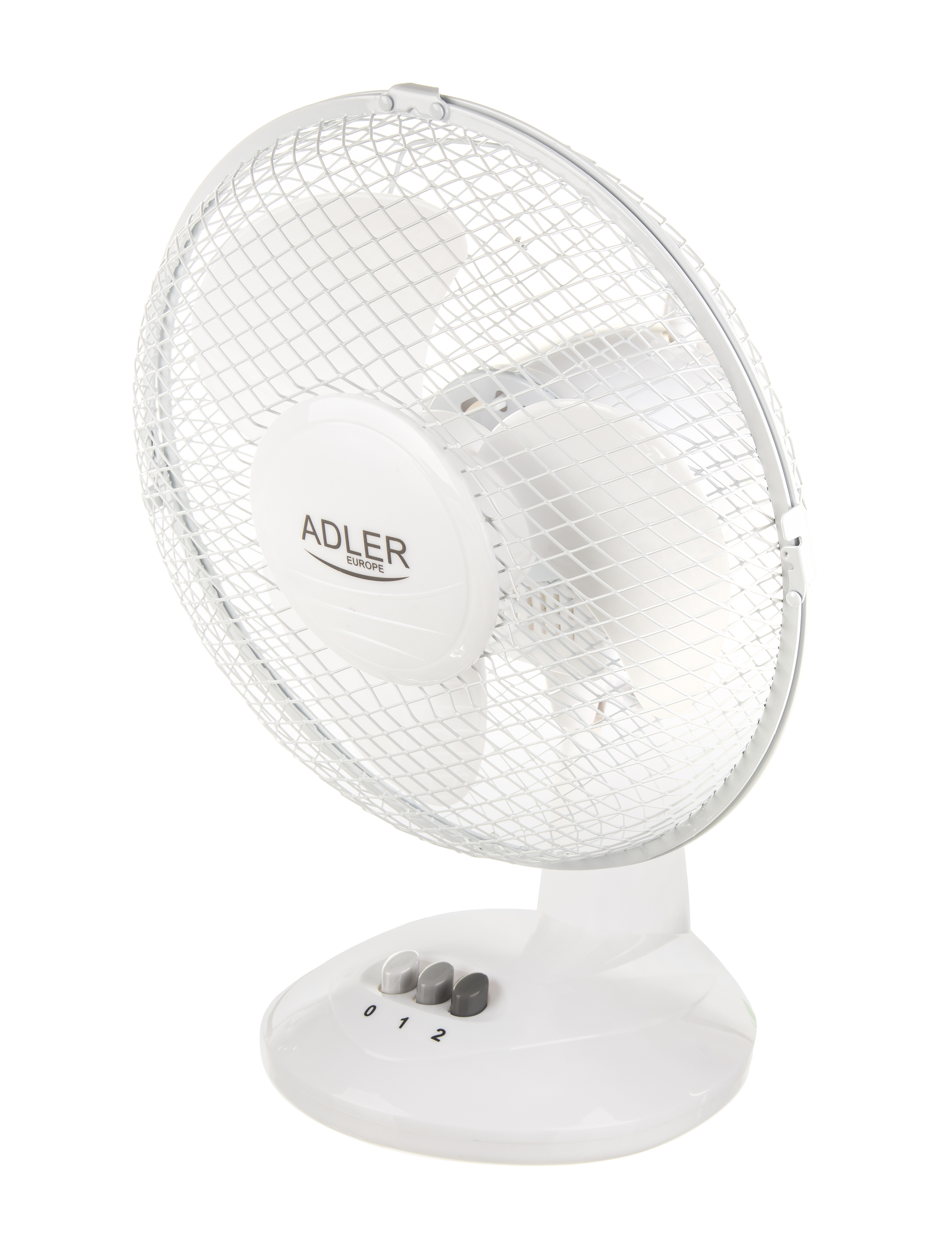 Ventilateur blanc avec trois réglages de vitesse. Le ventilateur est incliné vers la gauche.