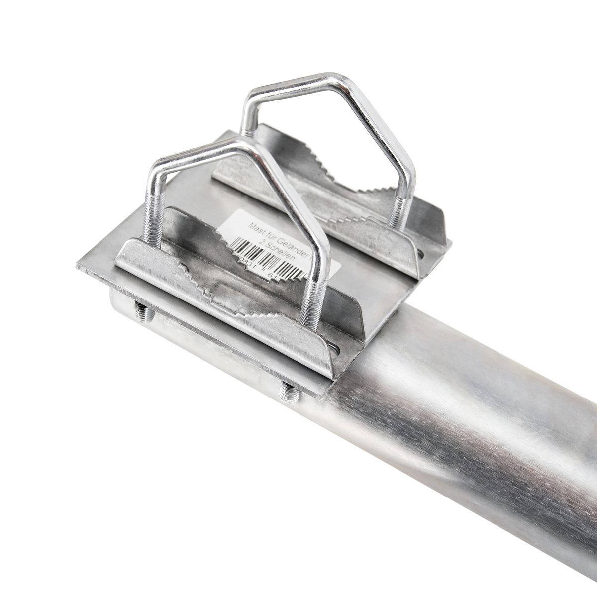 Nahaufnahme von Metall-Montagehalterungen. Sie sind an einer Metallstange befestigt. Der Hintergrund ist weiß.