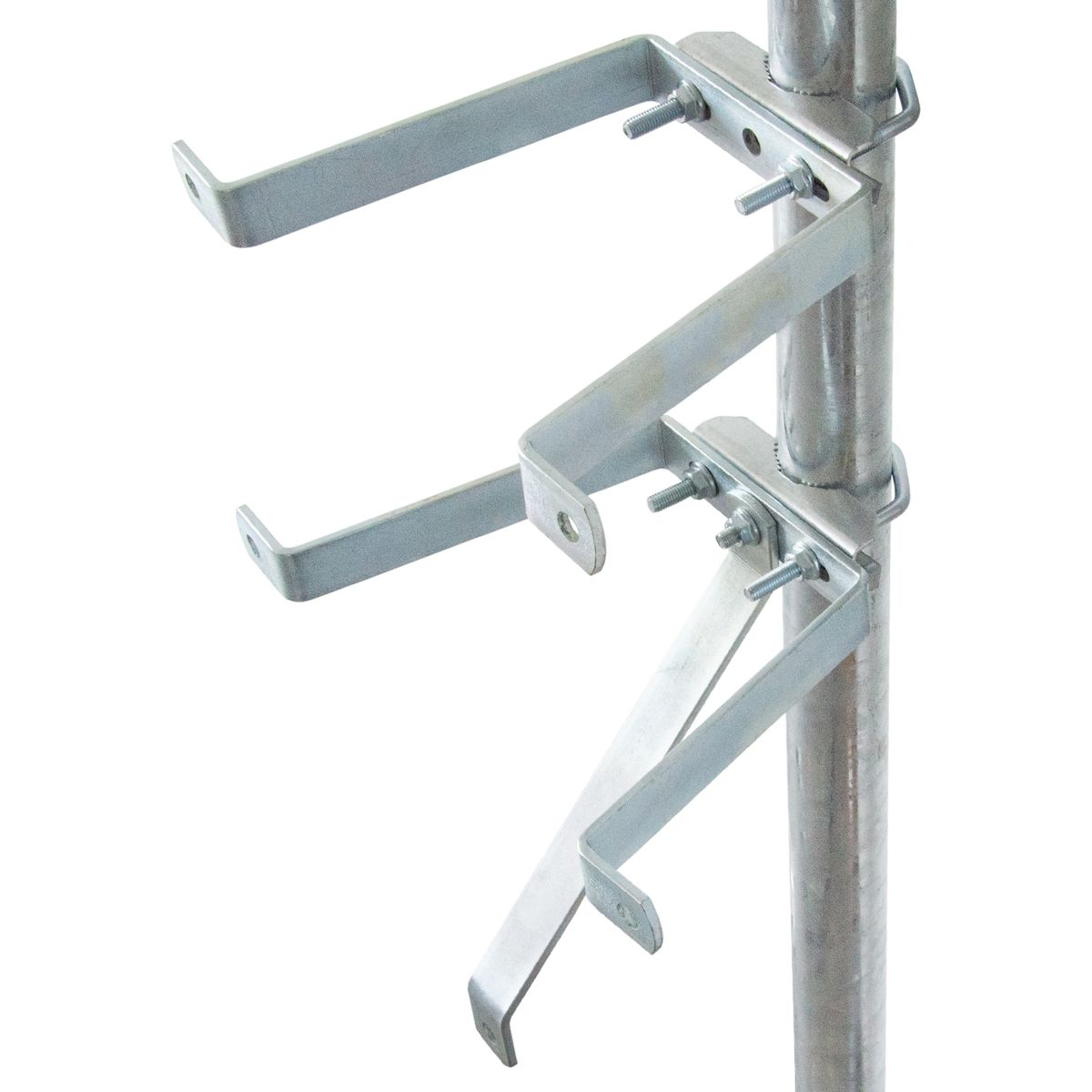 Metallhalterungen, die an einer Metallstange befestigt sind. Die Halterungen haben eine gebogene Form.