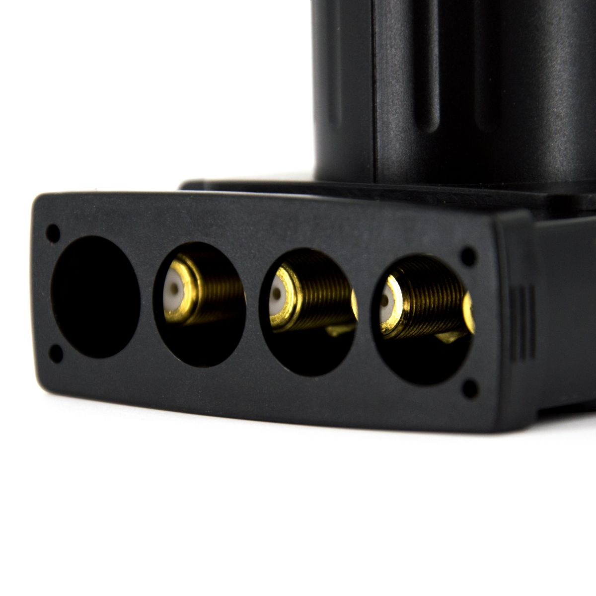 Nahaufnahme eines schwarzen Adapters mit vier goldenen Stiftanschlüssen.