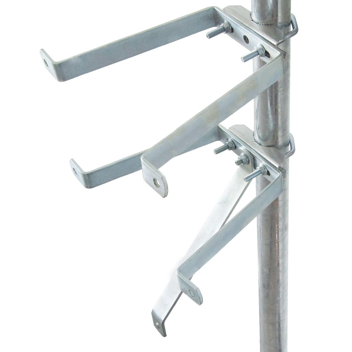 Drei Metallhalterungen, die mit Schrauben an einer Metallstange befestigt sind. Die Halterungen sind silbern und abgewinkelt.