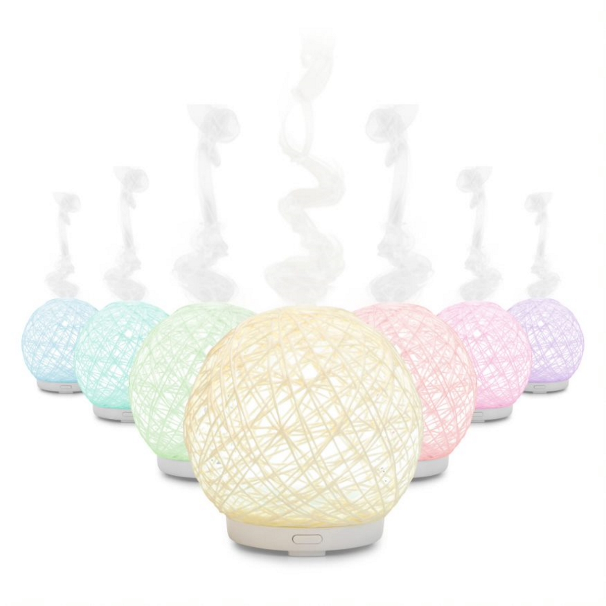 Eine Gruppe bunter, leuchtender Kugel-Diffusoren, die Nebel ausstoßen. Sie sind in einer Reihe angeordnet.