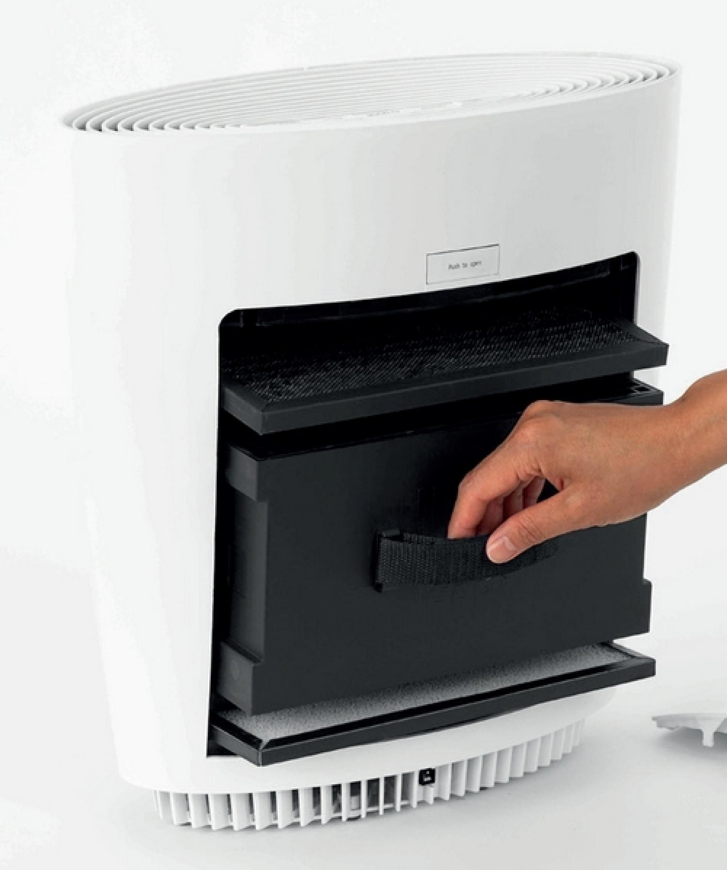 Un purificatore d'aria bianco, che mostra la rimozione del filtro.
