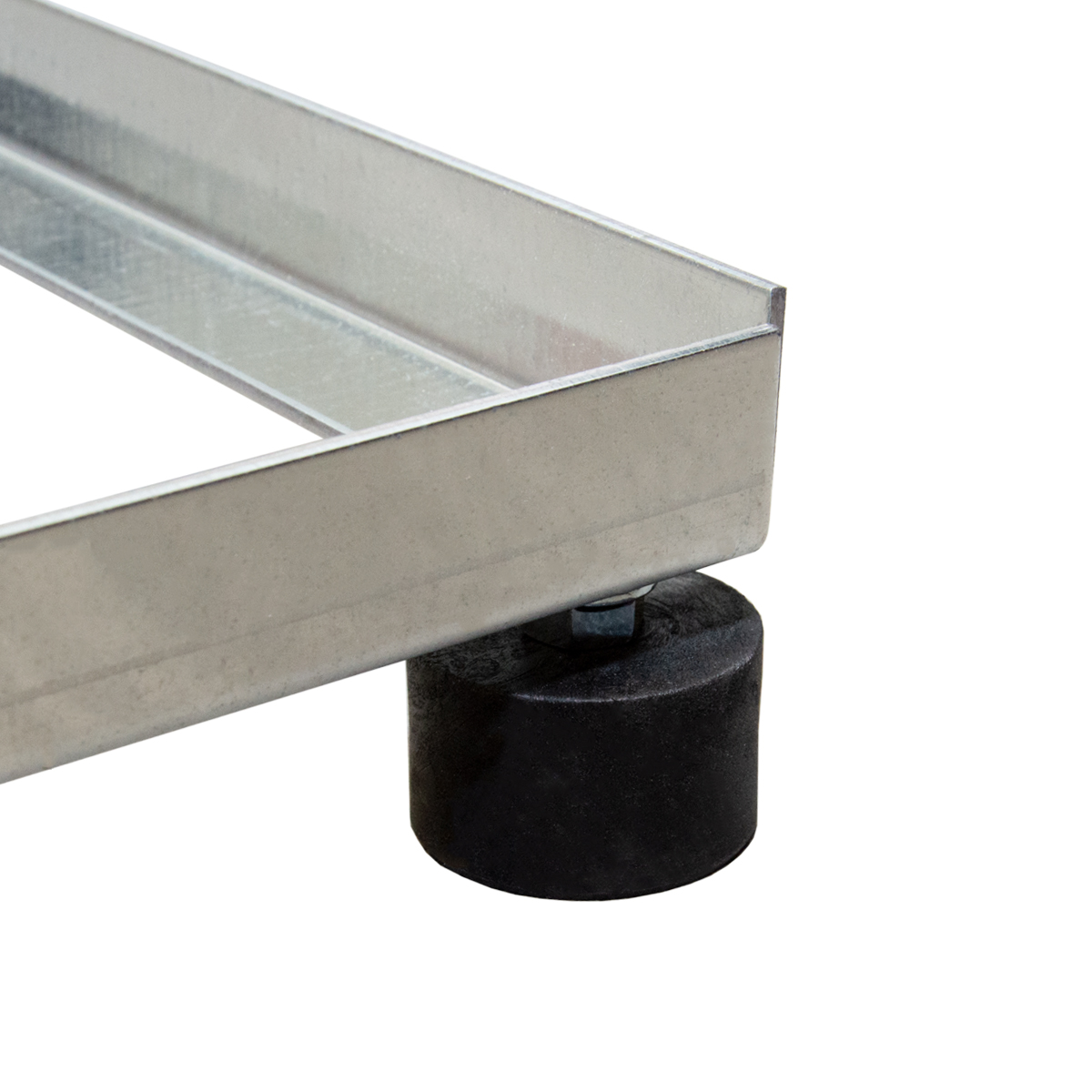 Eine Metallkonstruktion mit einem schwarzen Gummifuß, isoliert auf weißem Hintergrund.