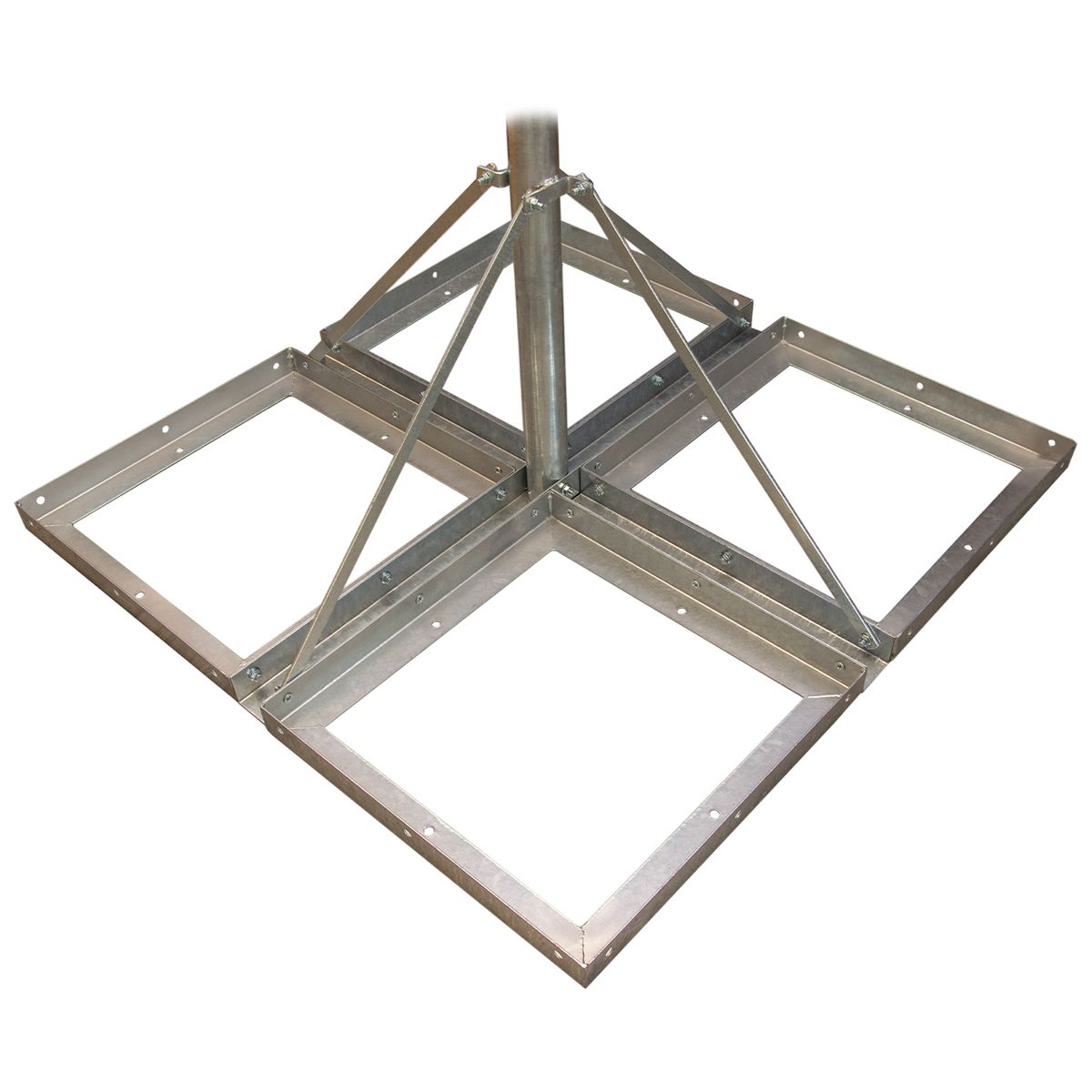 Metallbasis für eine Satellitenschüssel oder Antenne. Die Basis hat eine quadratische Form.