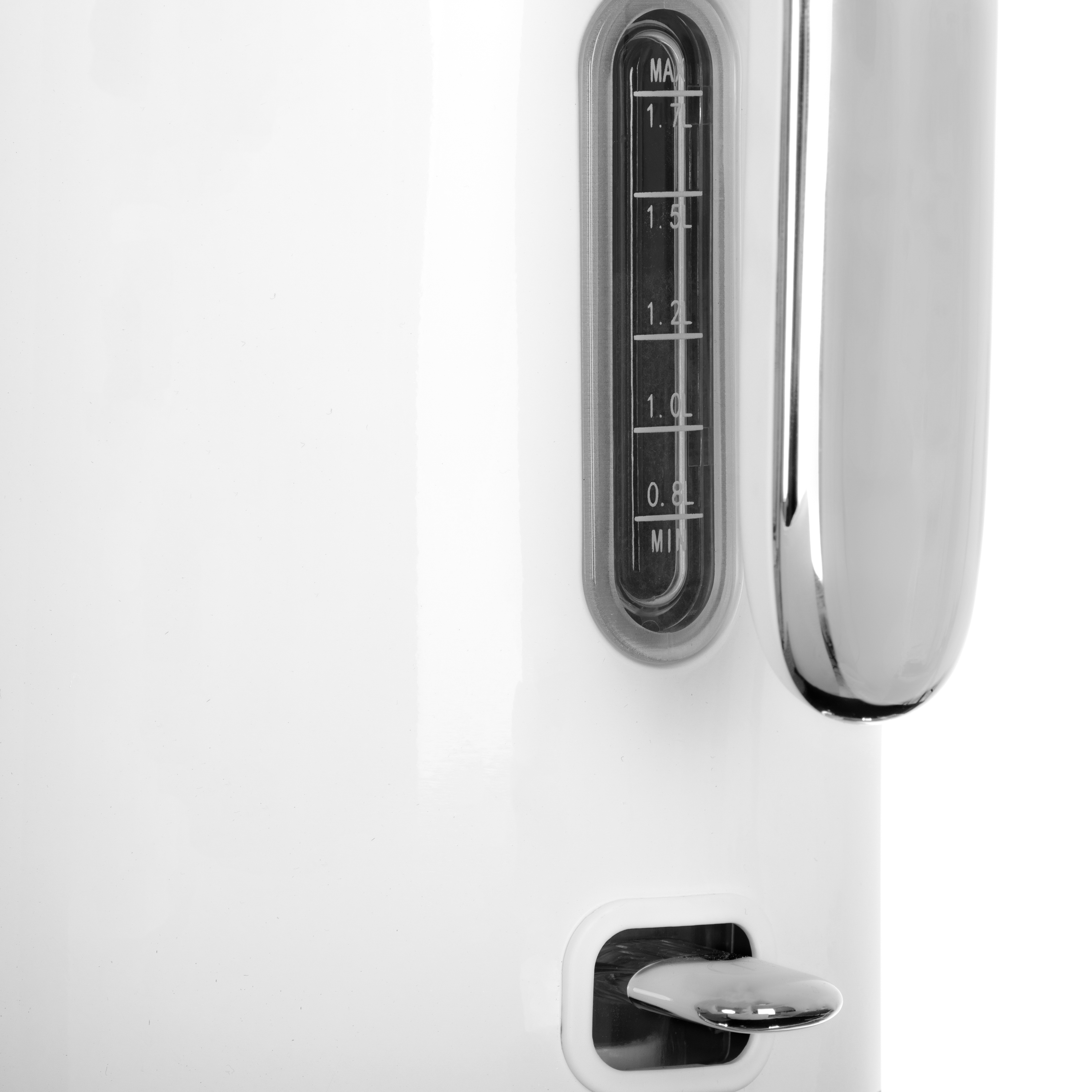 Biały czajnik elektryczny. Wskaźnik poziomu wody z boku. Chromowany uchwyt.