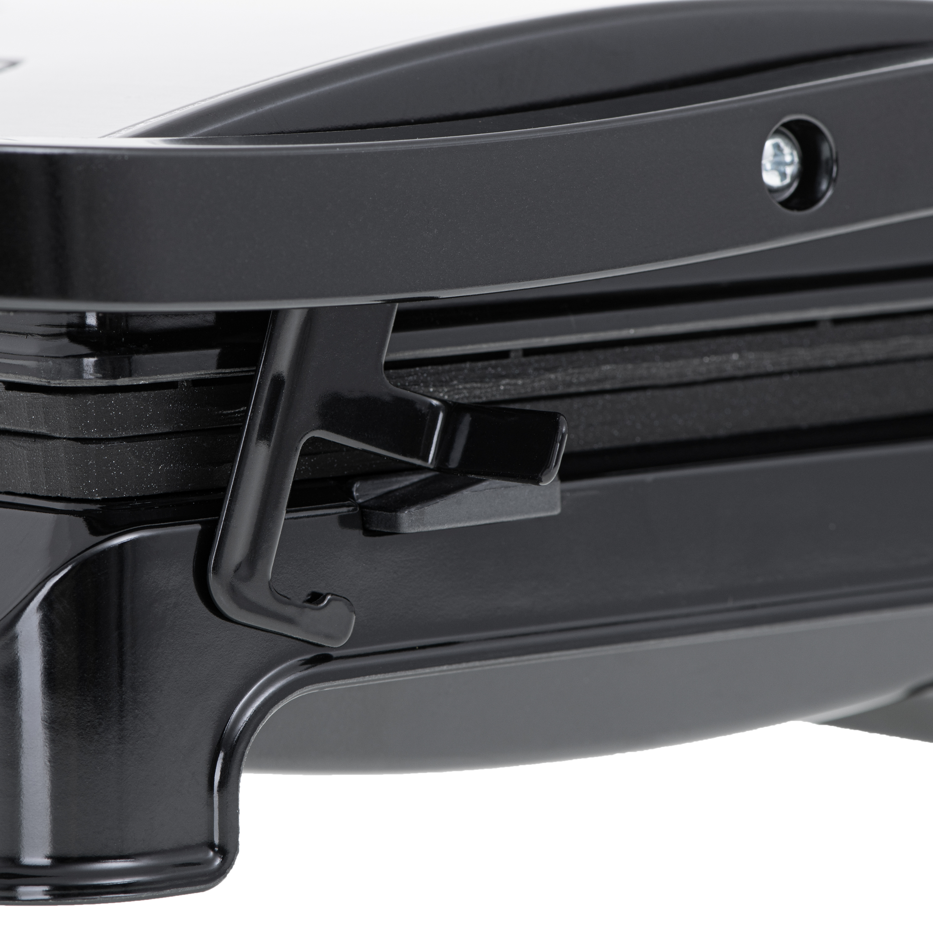 Zbliżenie na uchwyt i zatrzask czarnego opiekacza do kanapek. Powierzchnie są gładkie i czyste.