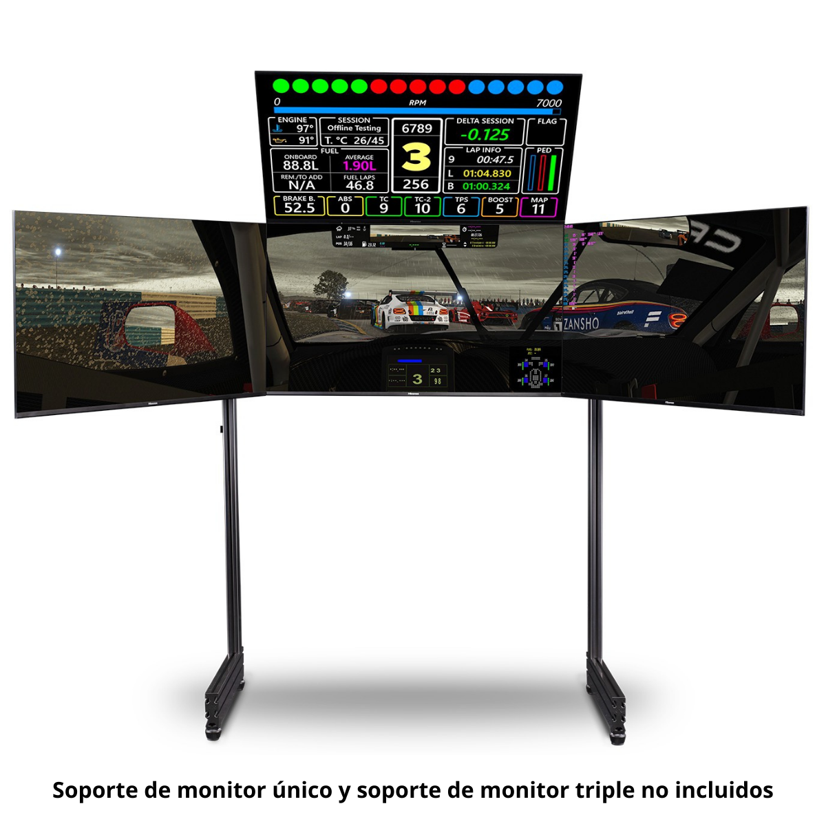 Sim-Racing-Setup mit drei Monitoren, die Spieldaten und eine Rennszene anzeigen. Schwarzer Ständer.