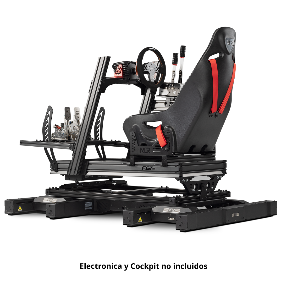 Una cabina de simulador de carreras negra con asiento negro y detalles rojos, volante, pedales y monitor.